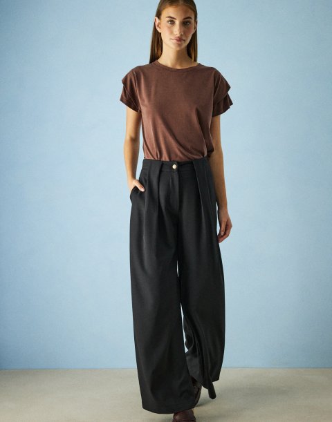 Trousers with pleat