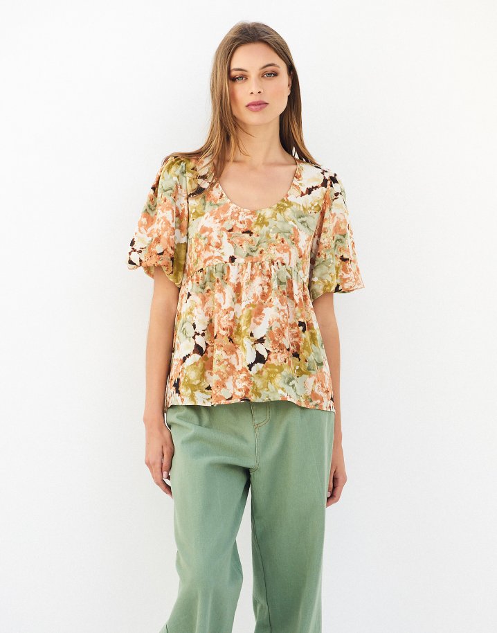 Blouse with puffed sleeves