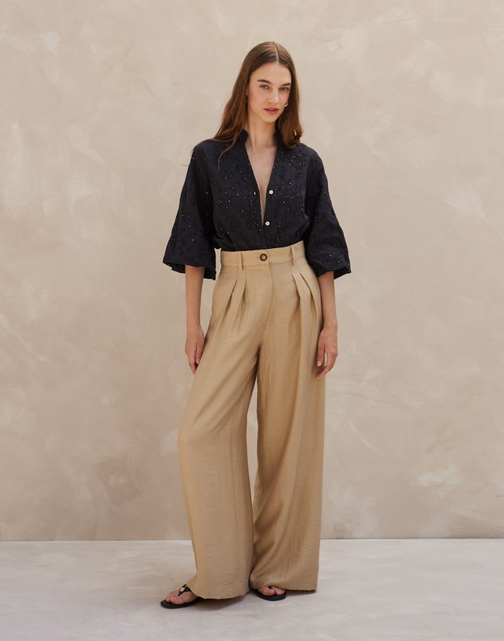 Trousers with pleats