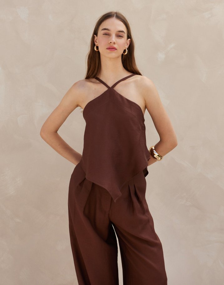 Asymmetric top with straps