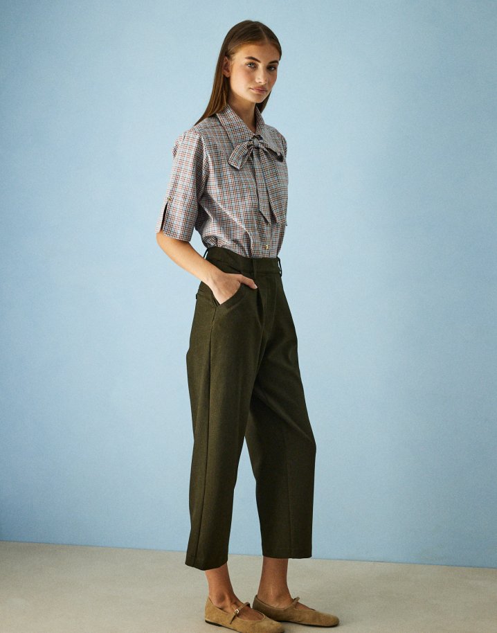 Trousers with slant pockets