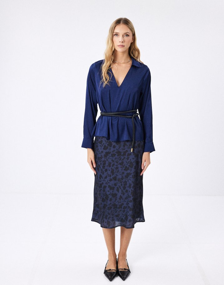 Blouse with collar