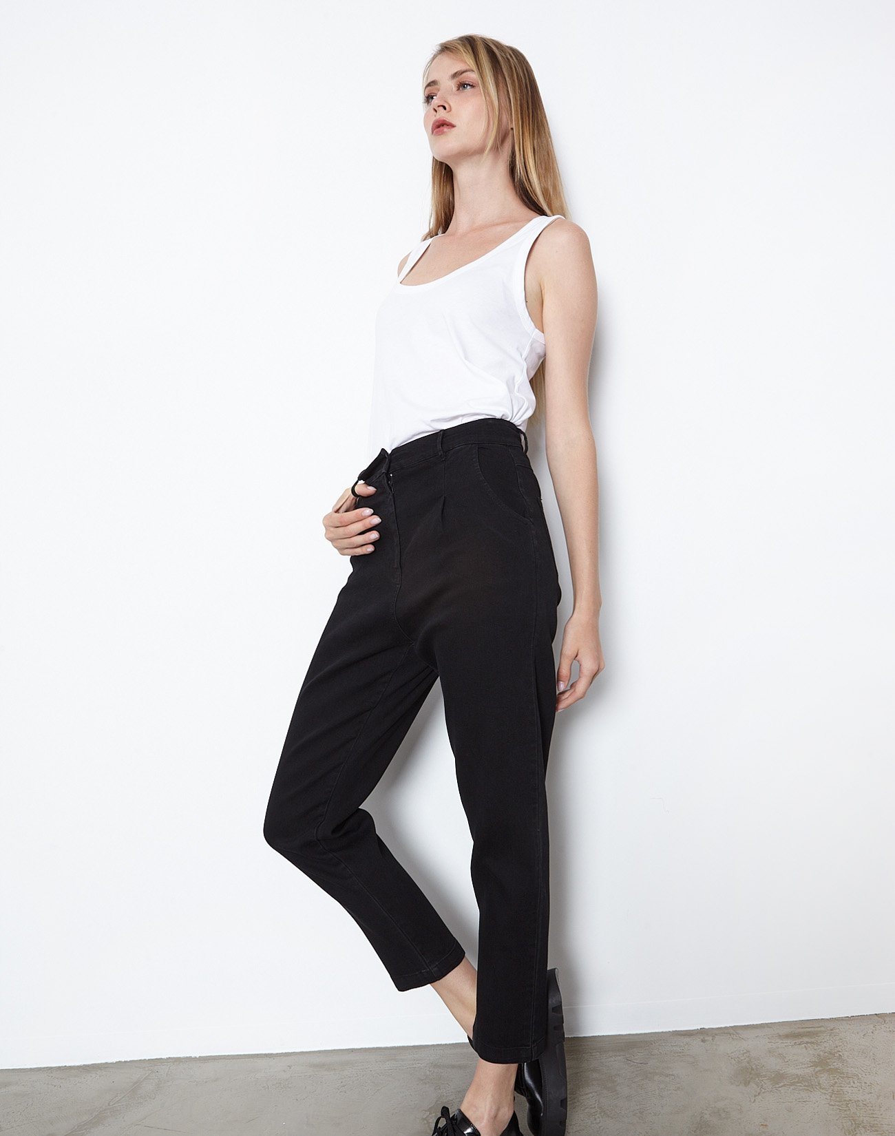 High waist jeans with pleating detail
