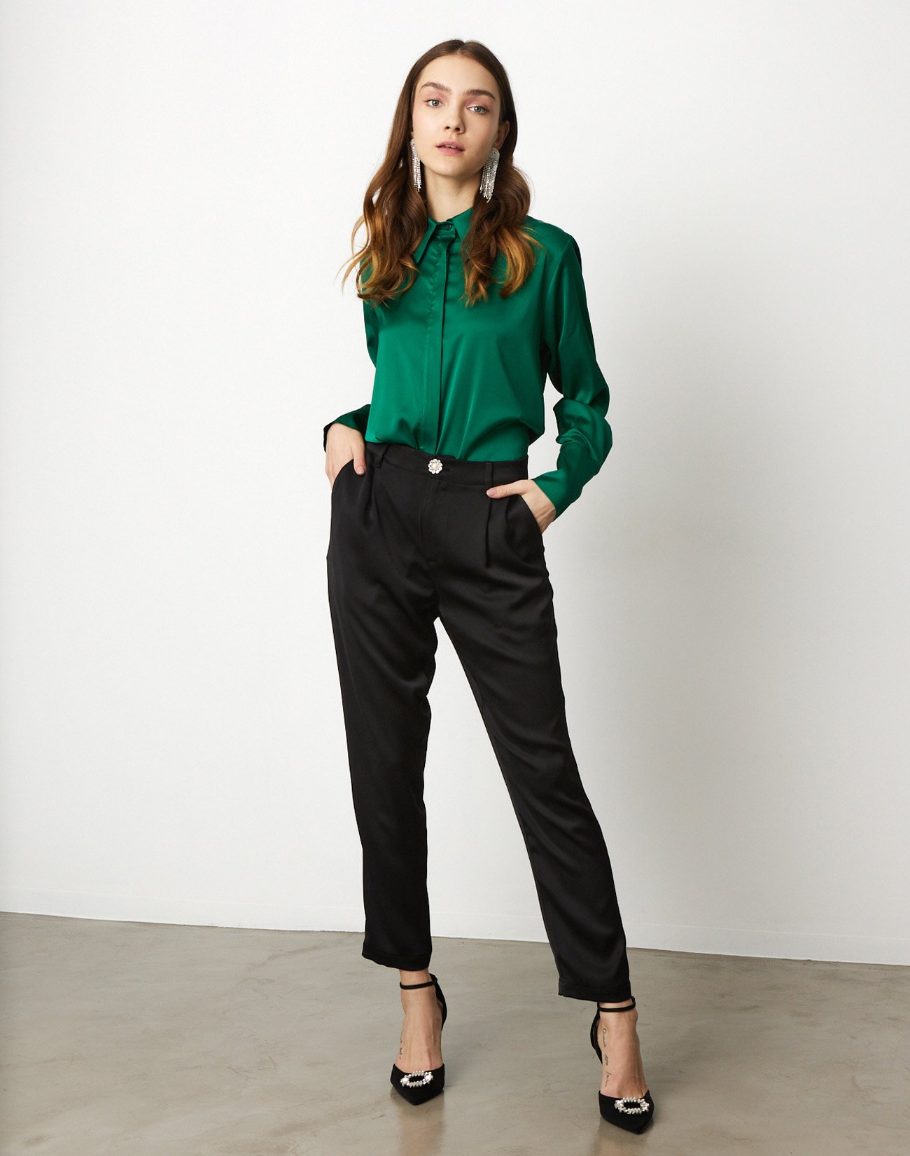 Trousers with gem button
