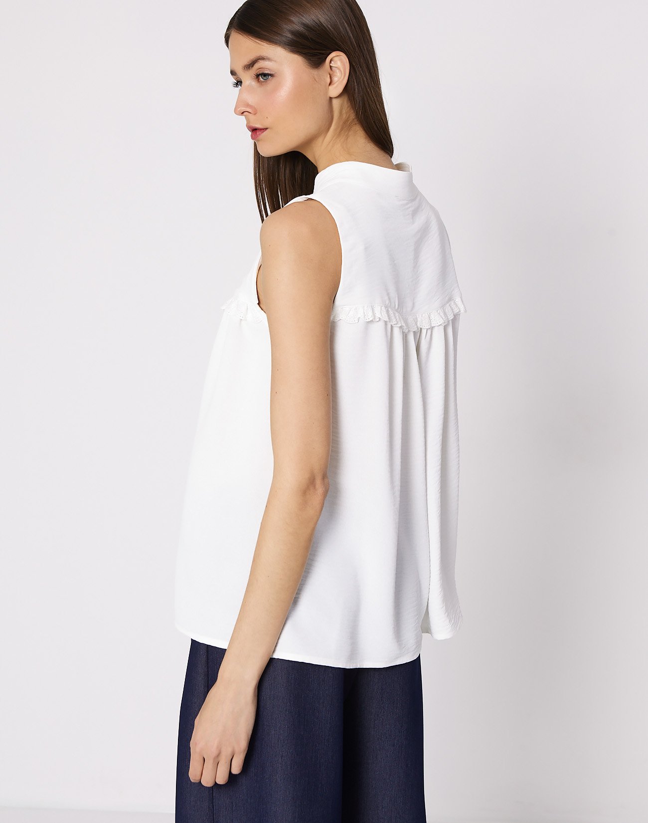 Sleeveless top with lace