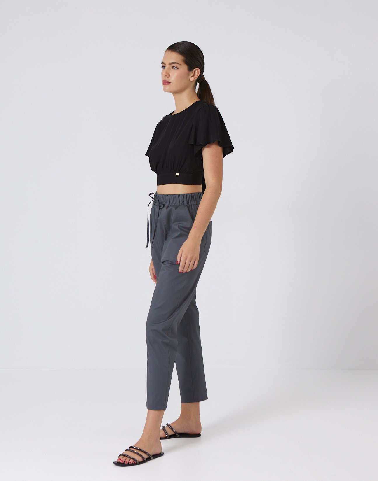 Trousers with elastic detail