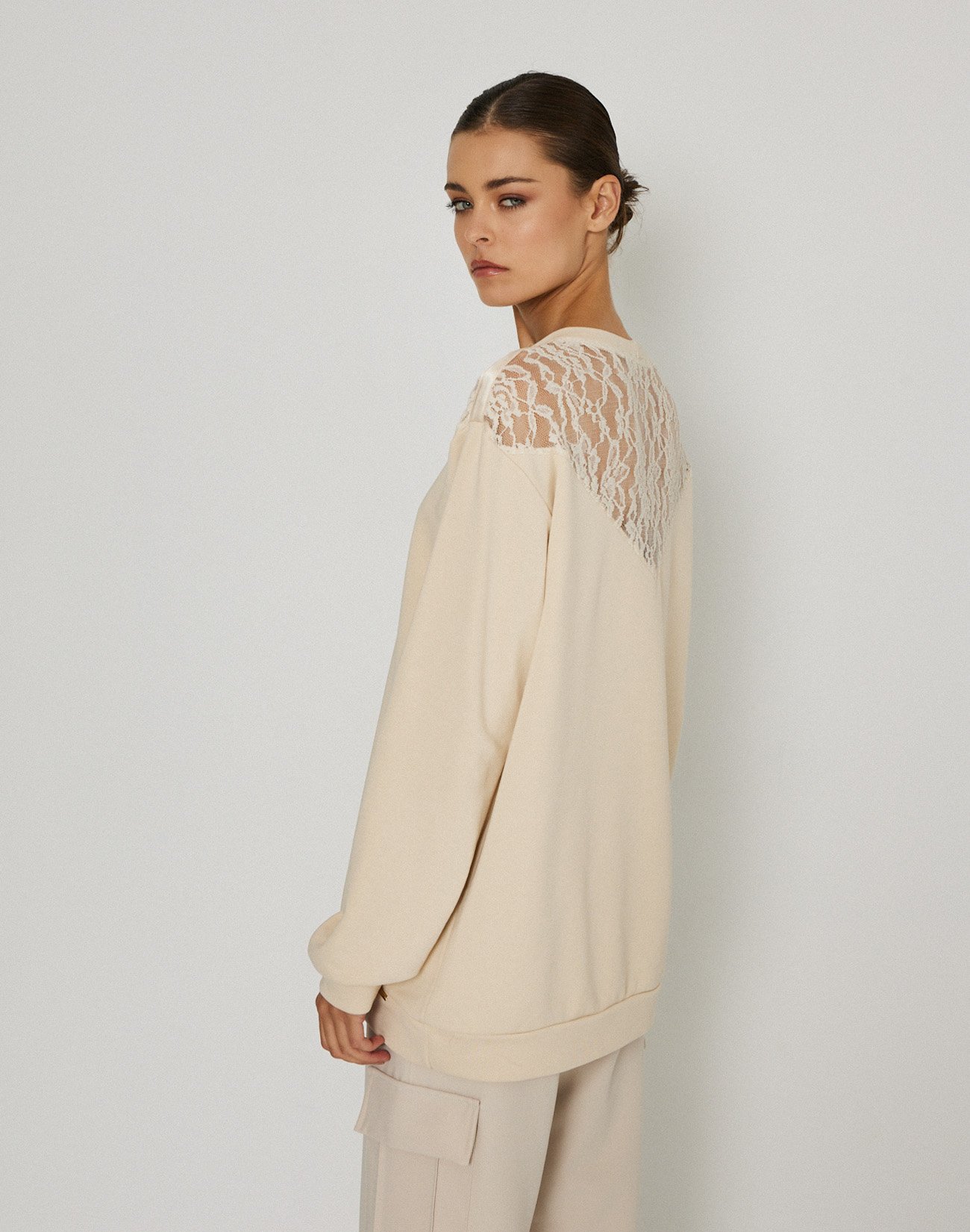 Sweatshirt with lace
