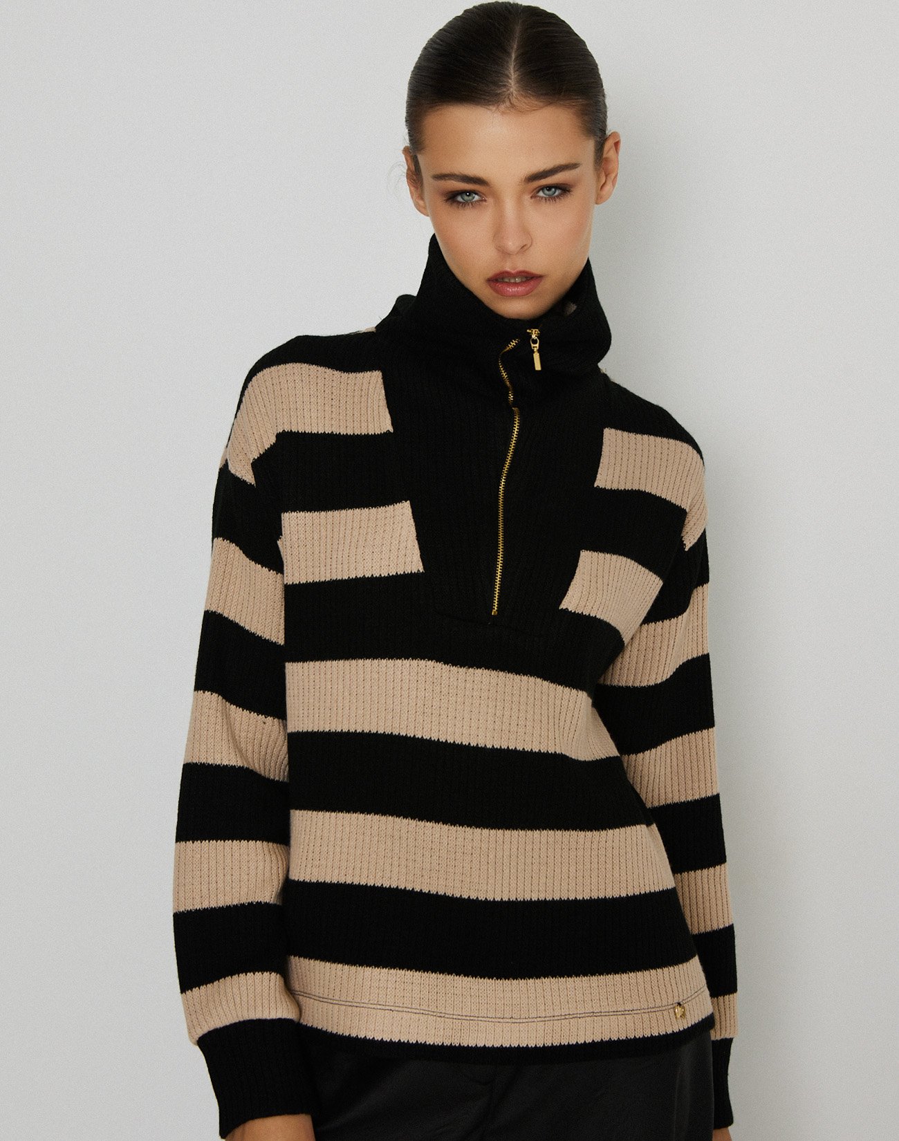 Sweater with zip