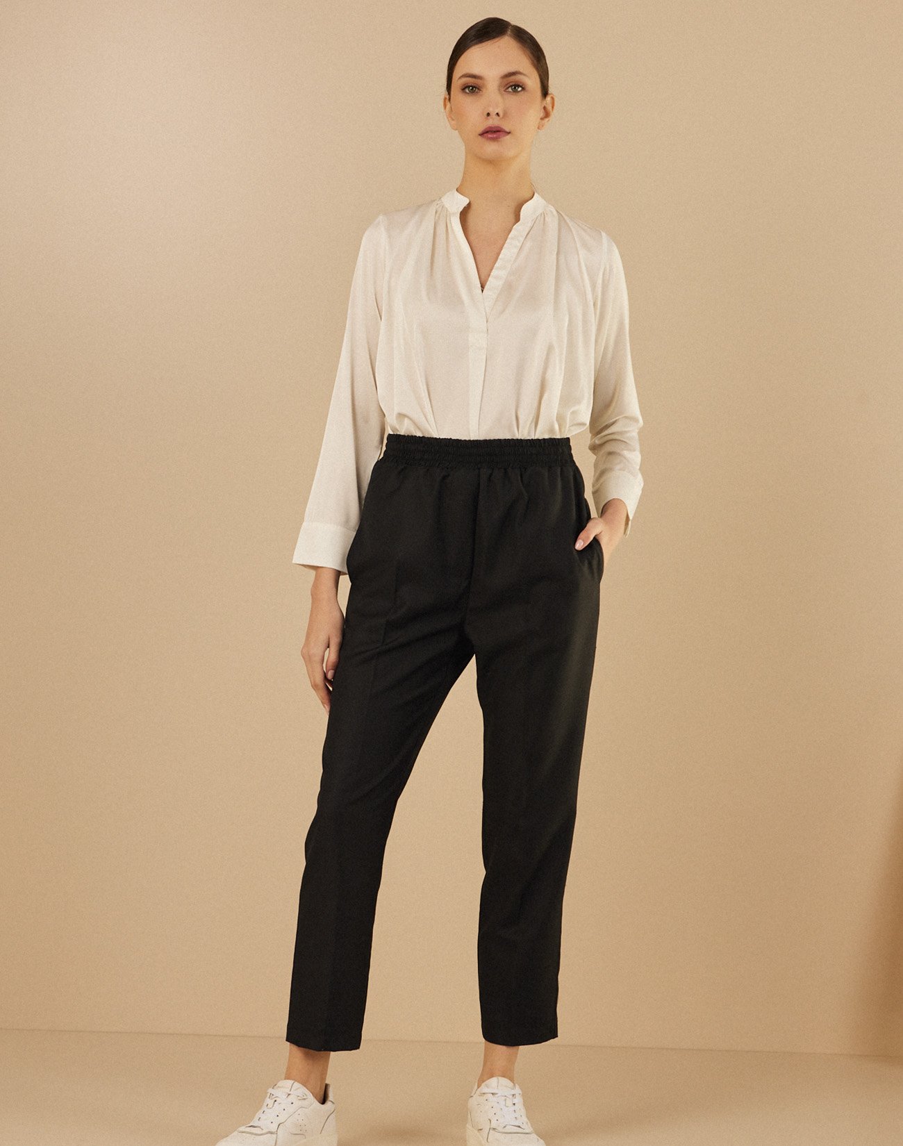 Trousers with elastic detail