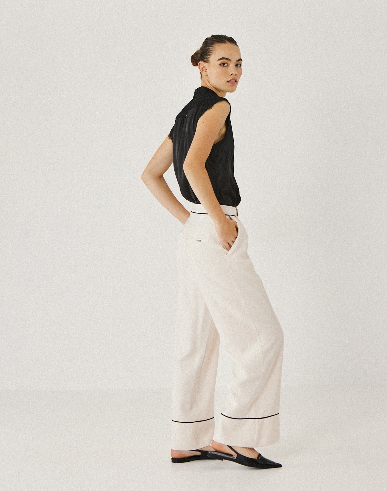 Trousers with piping