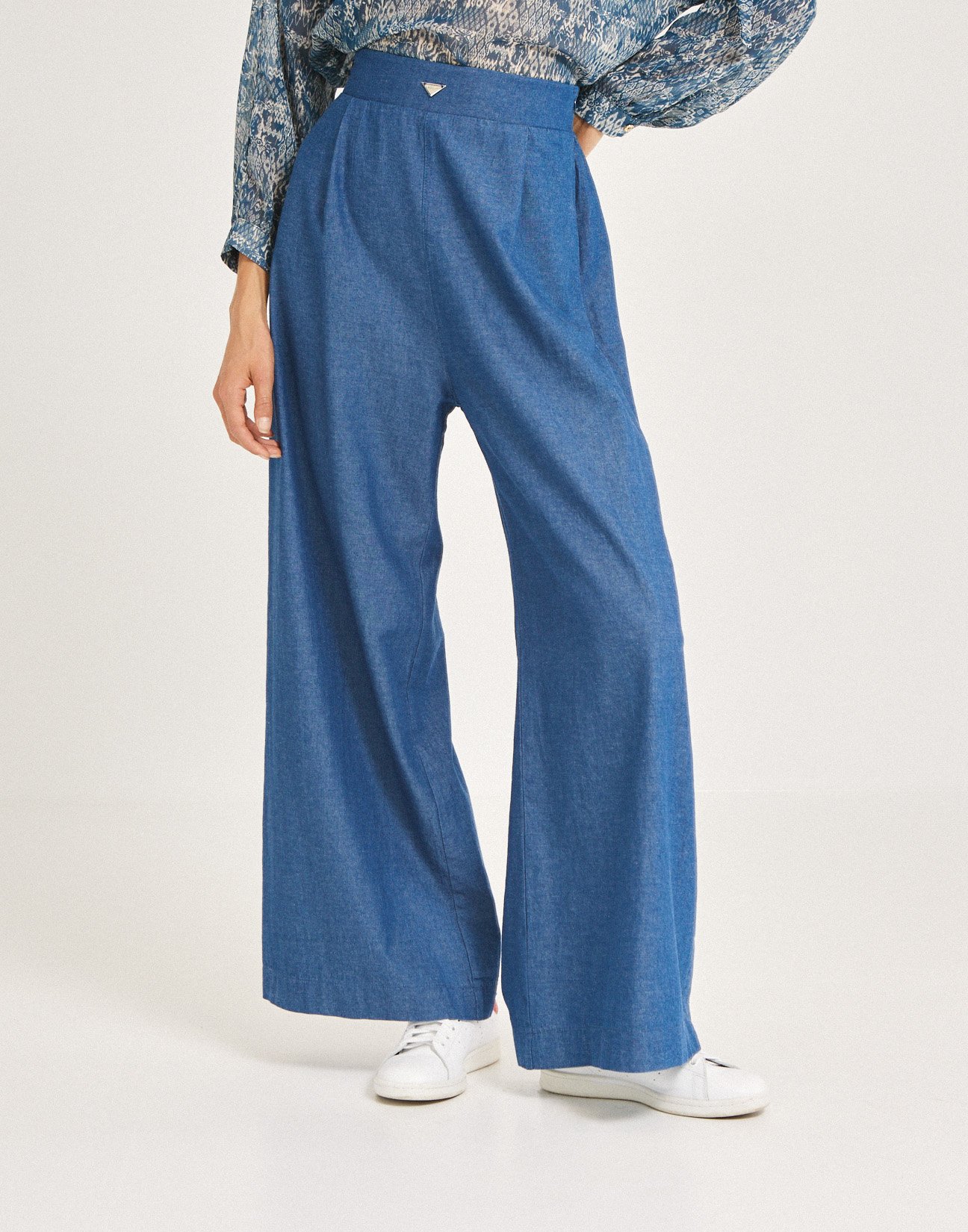 Pleated jeans trousers