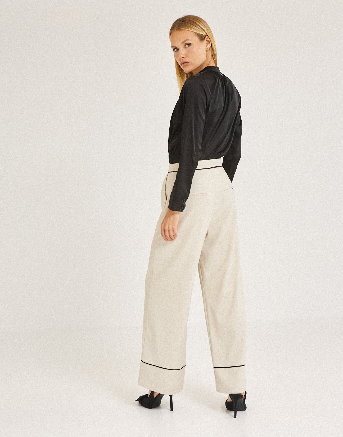 Trousers with piping