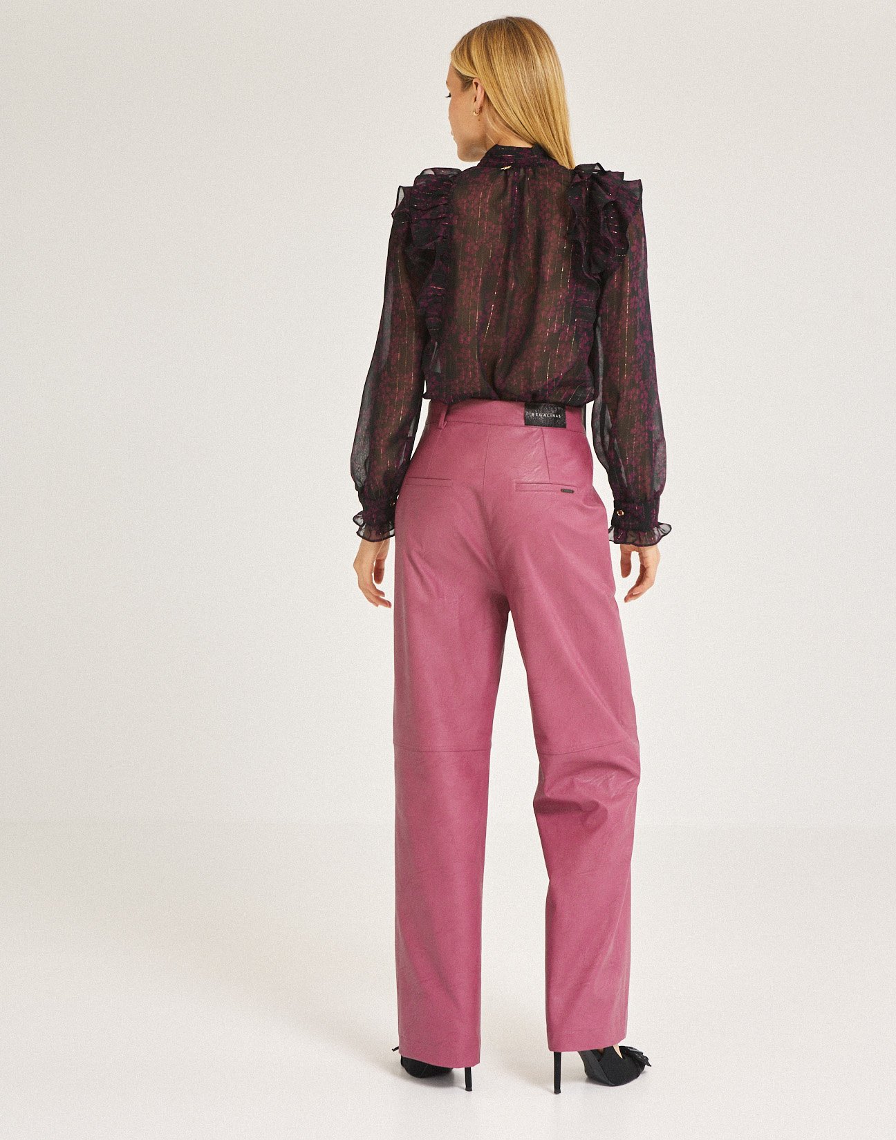 Trousers with seam