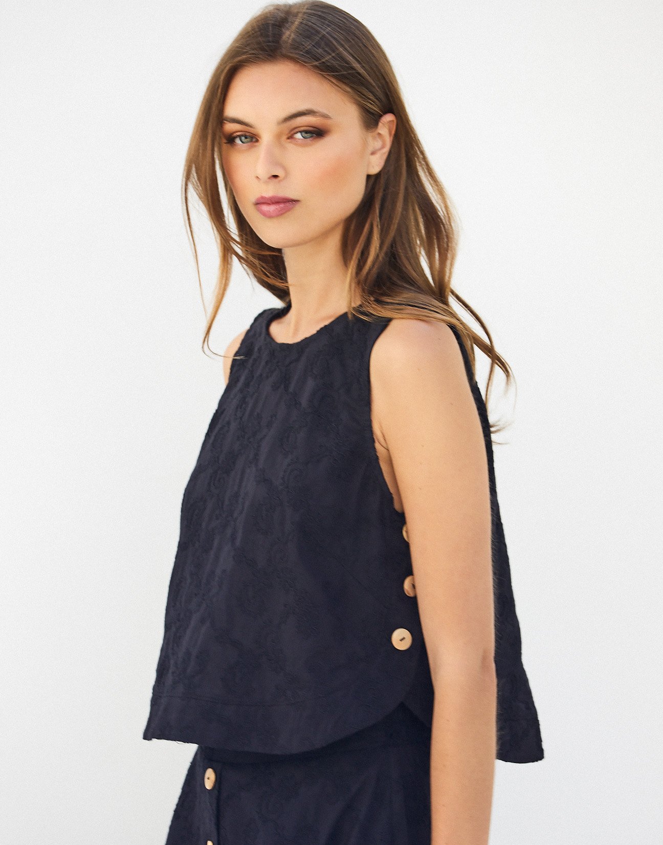 Embroidery sleeveless top