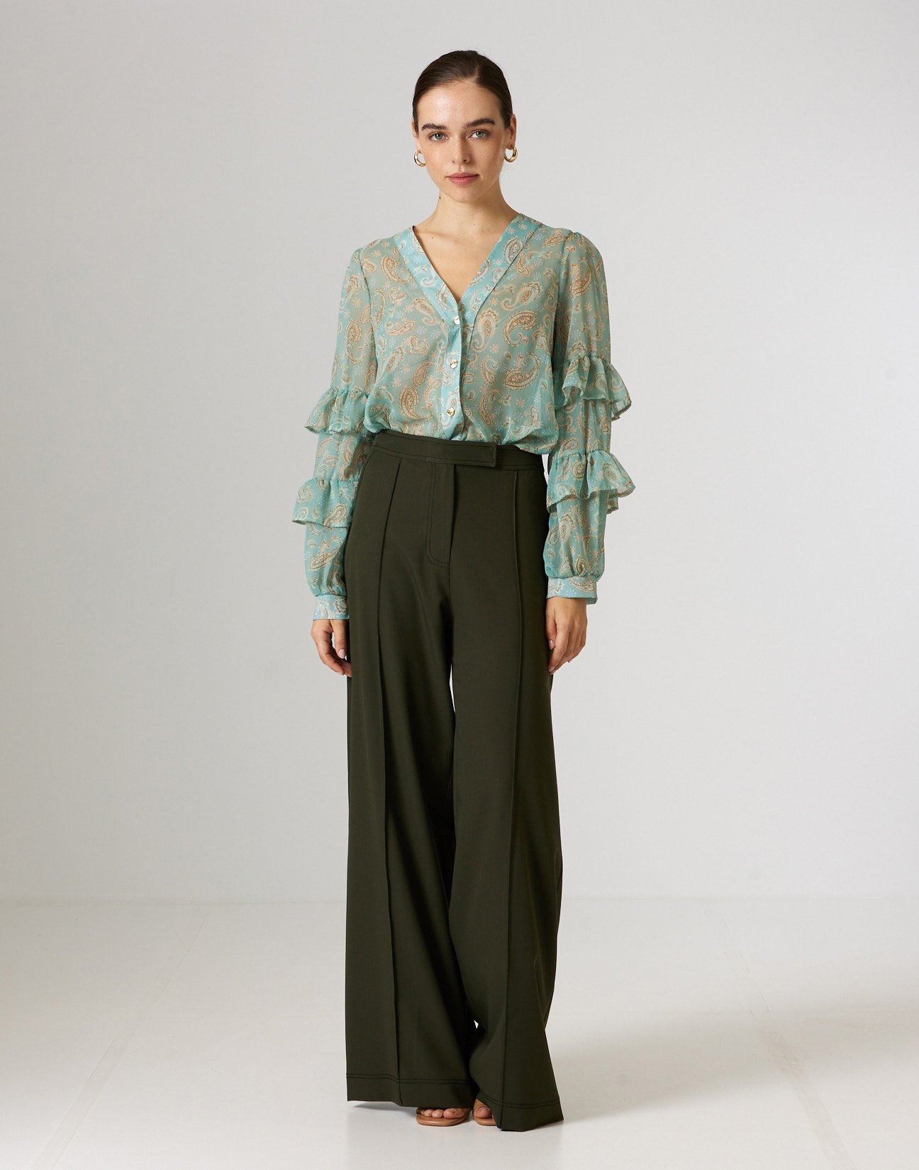Trousers with topstitching