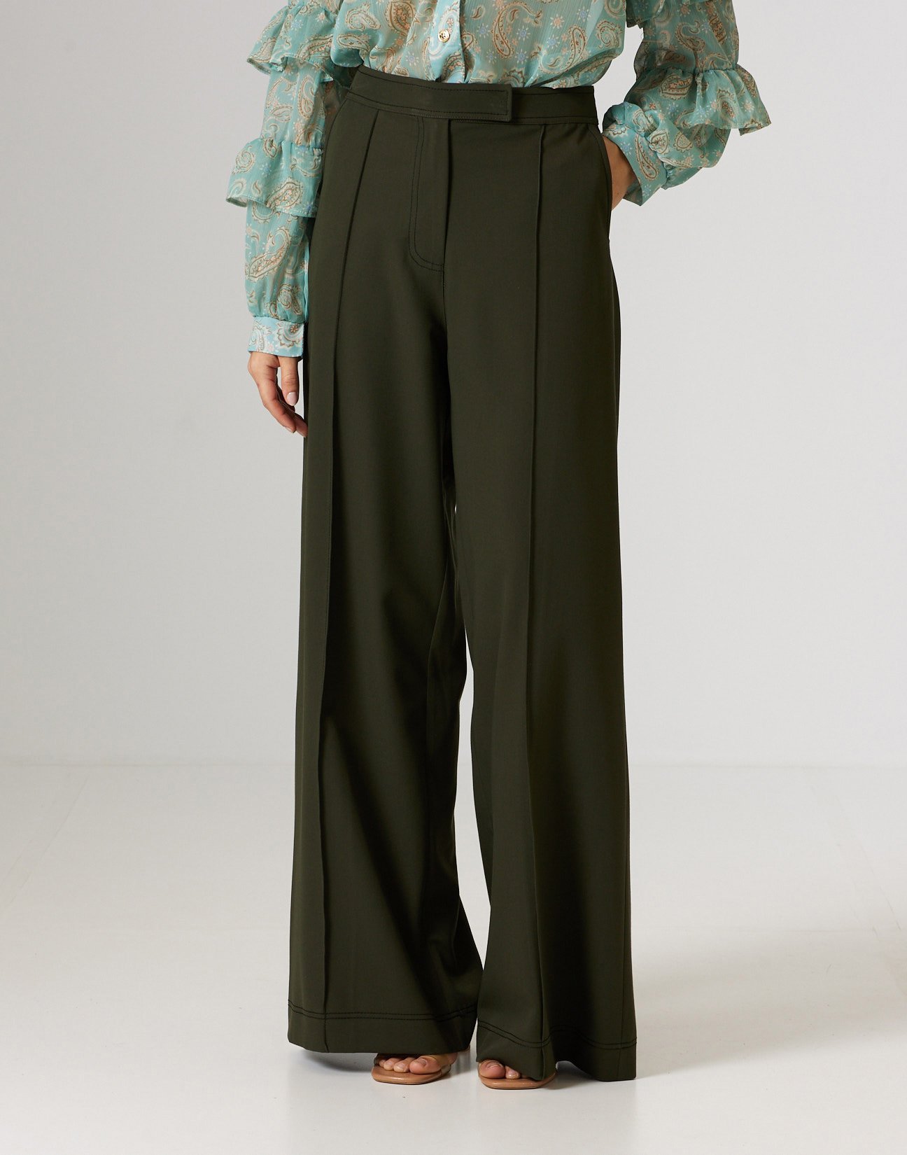Trousers with topstitching