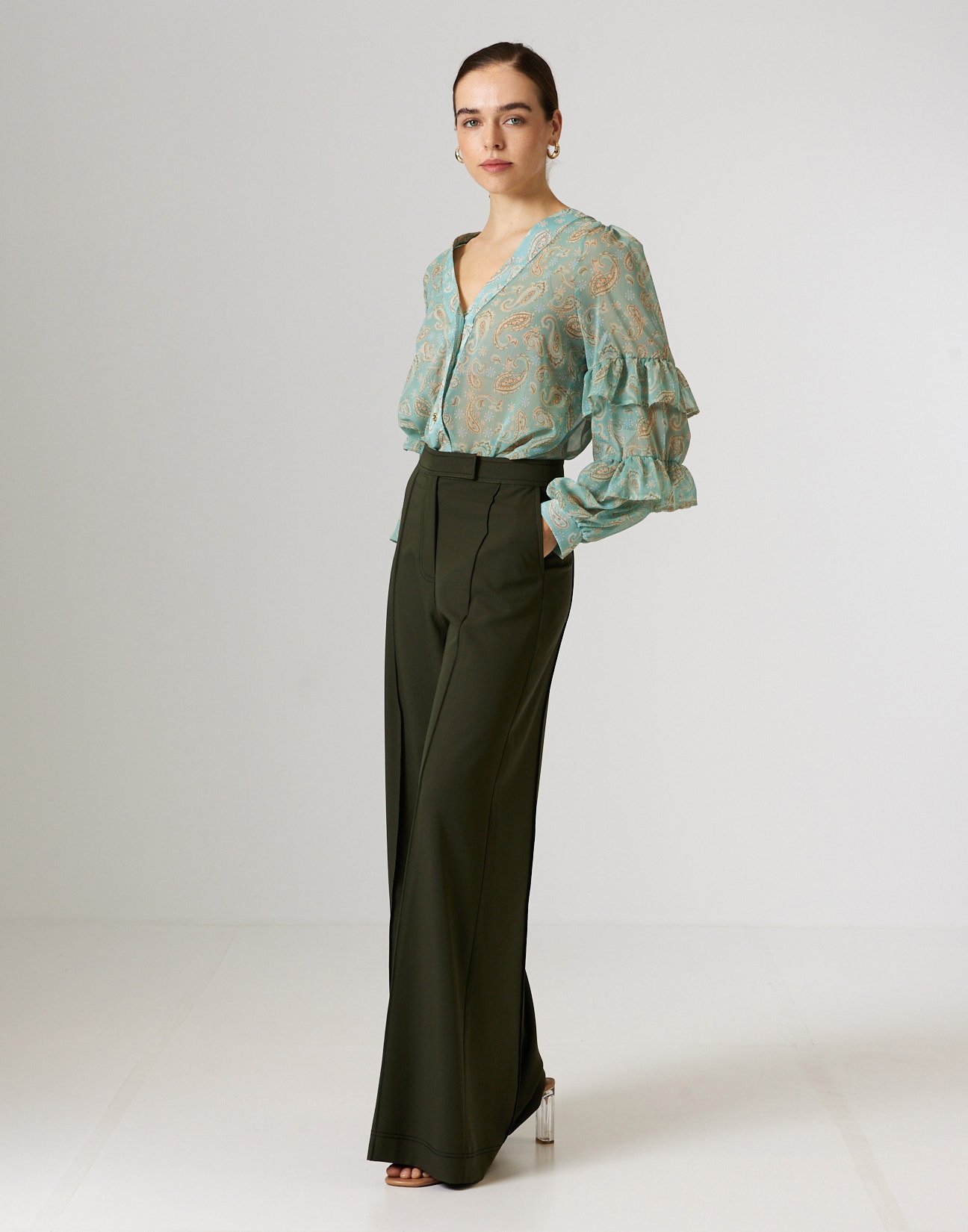 Trousers with topstitching