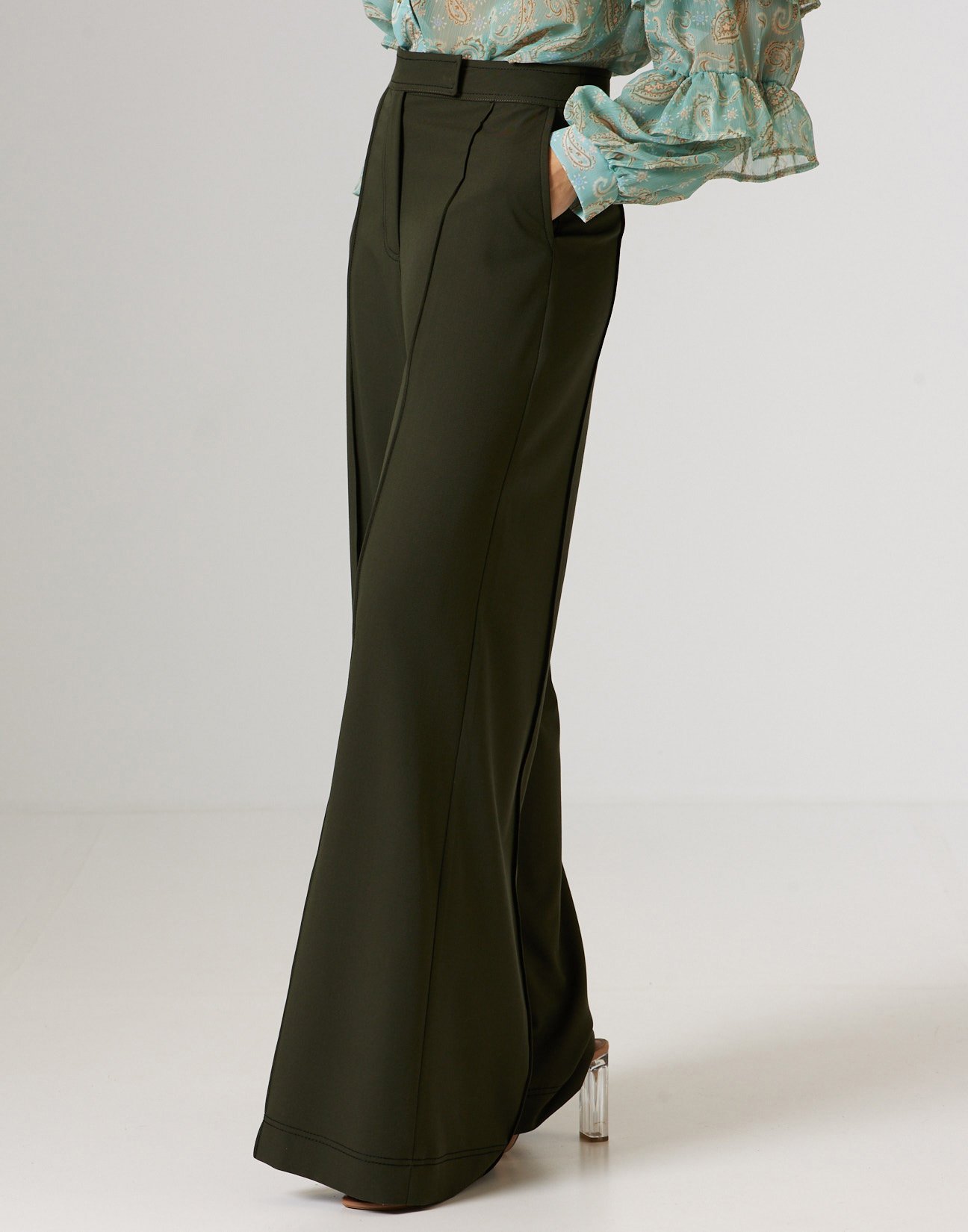Trousers with topstitching