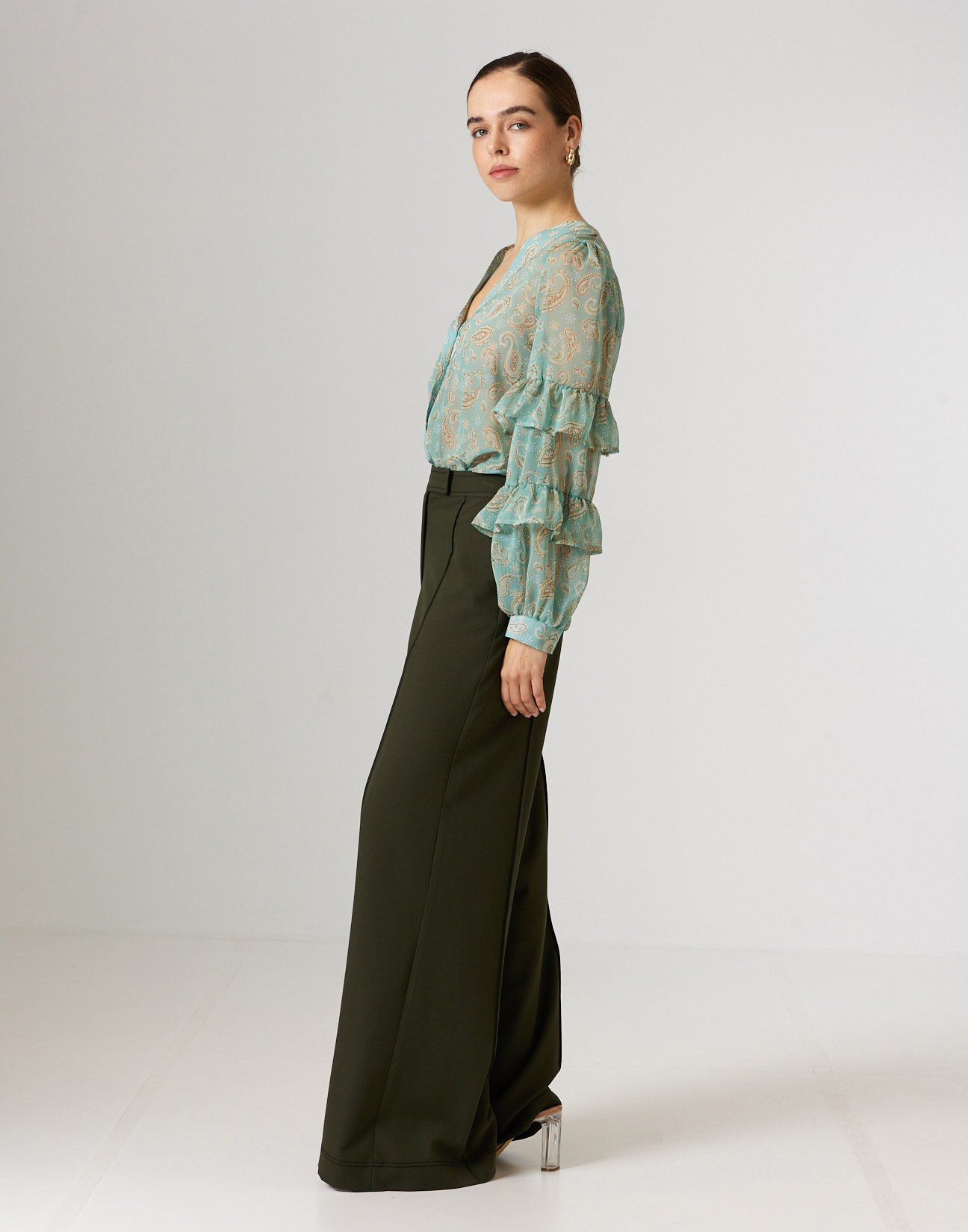 Trousers with topstitching