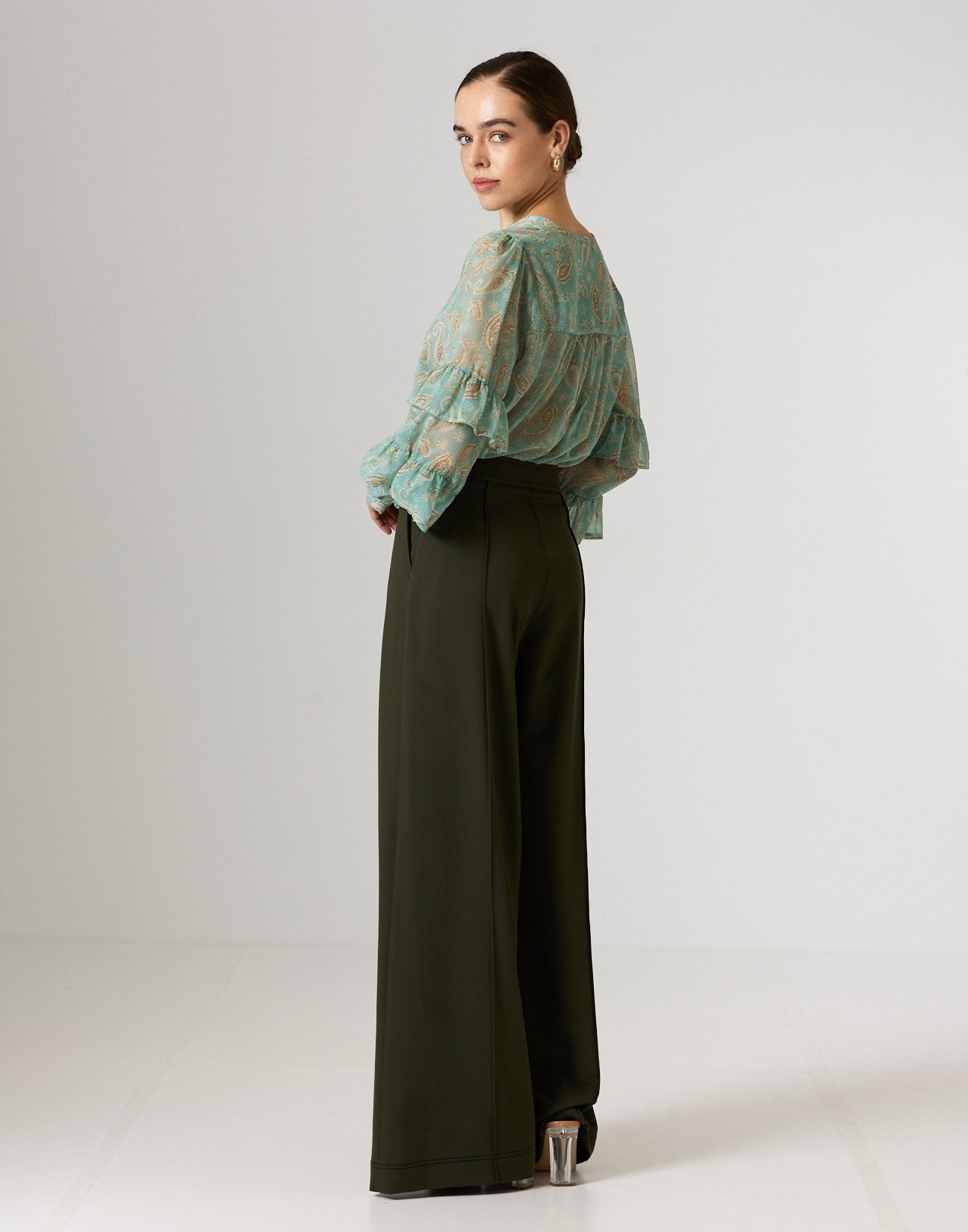 Trousers with topstitching