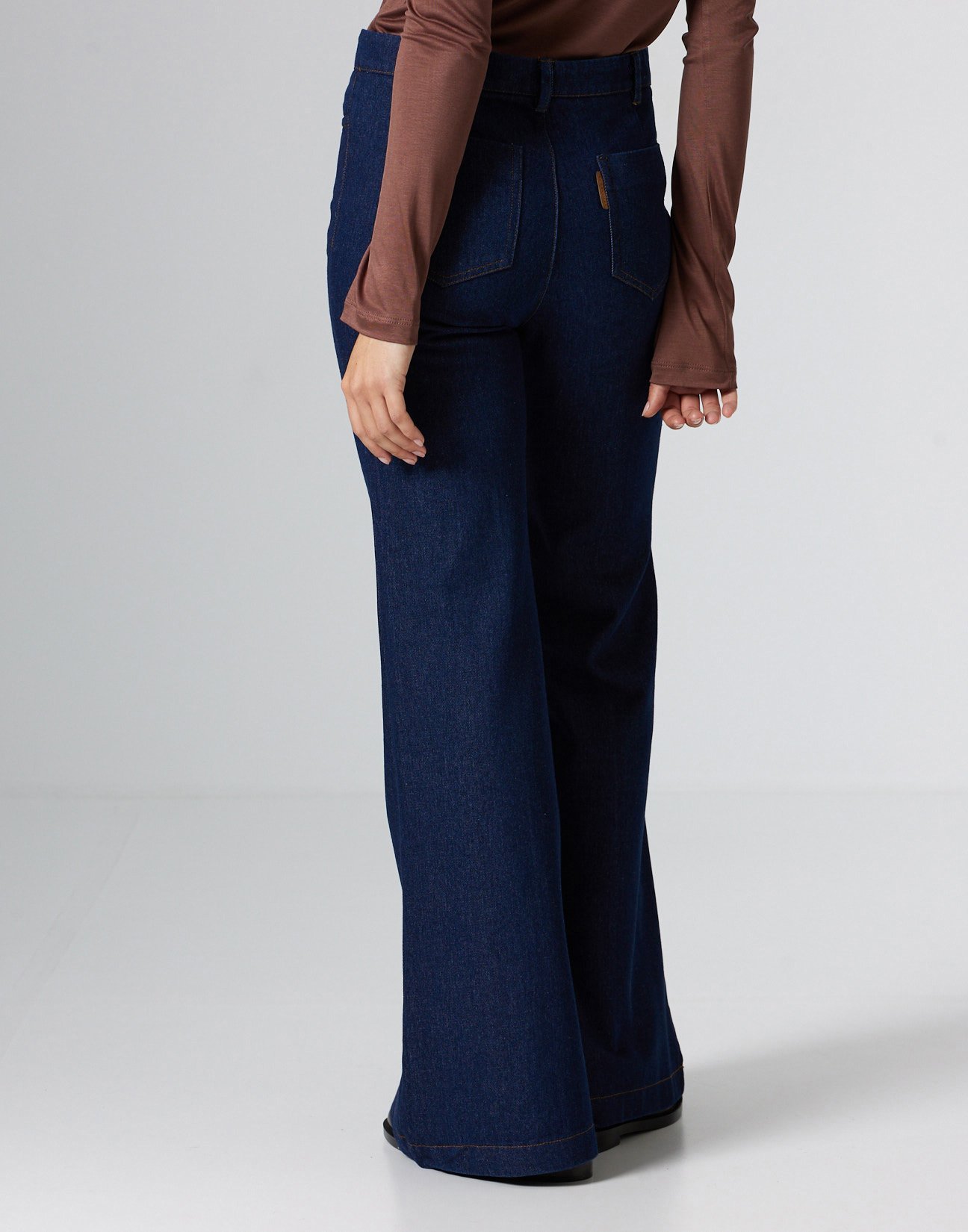 Jeans with topstitched detail