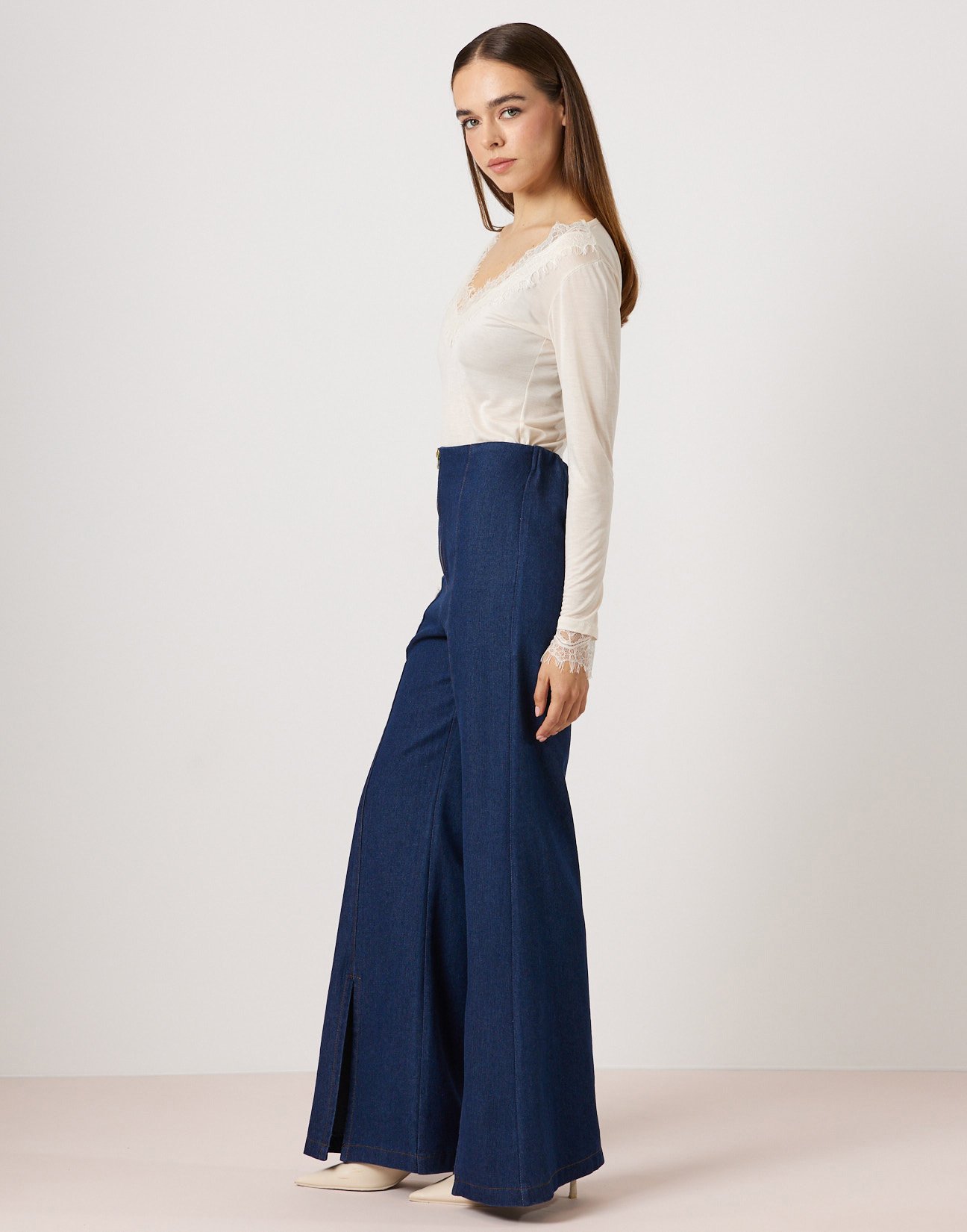 Jeans with slits