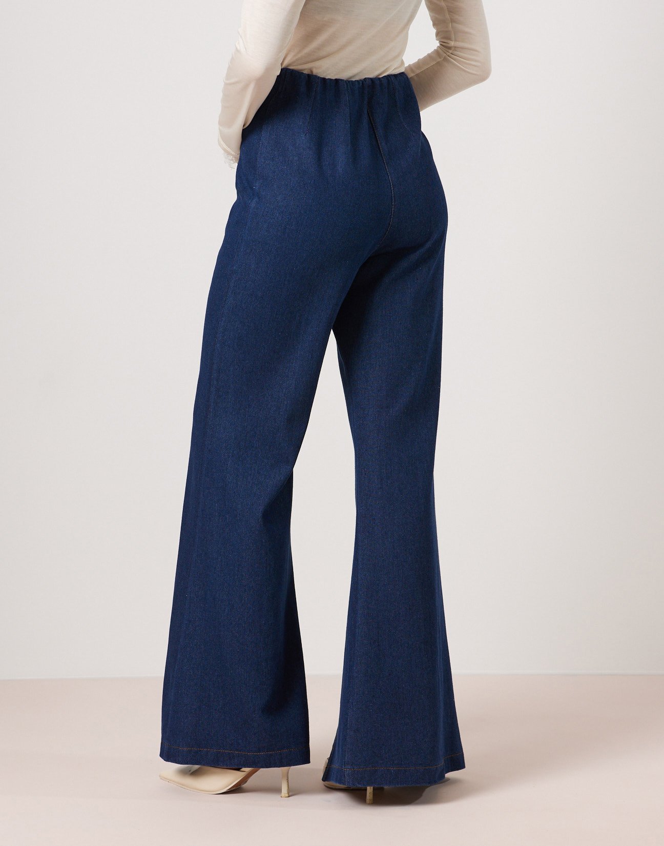 Jeans with slits