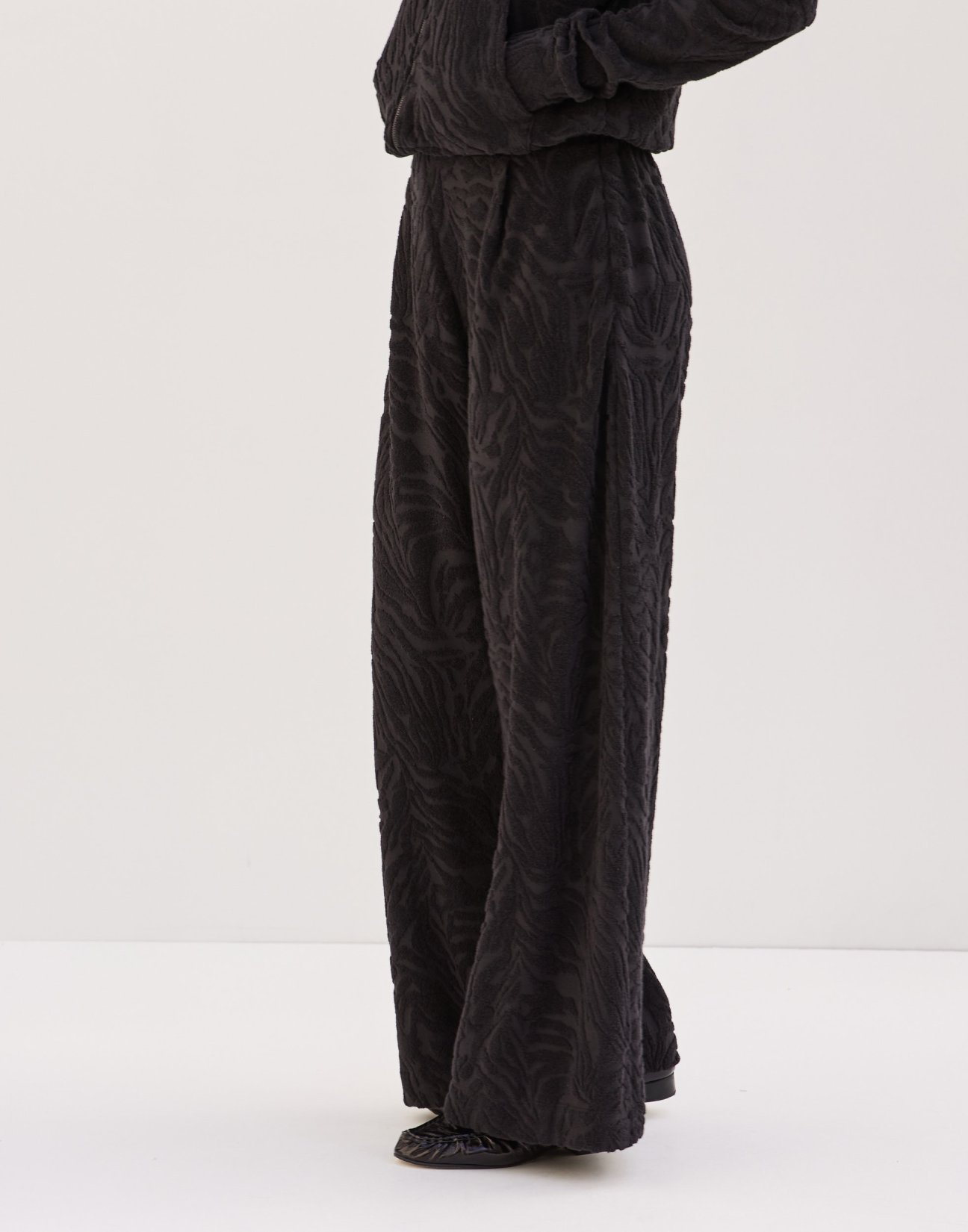 Εmbossed patterns towel trousers
