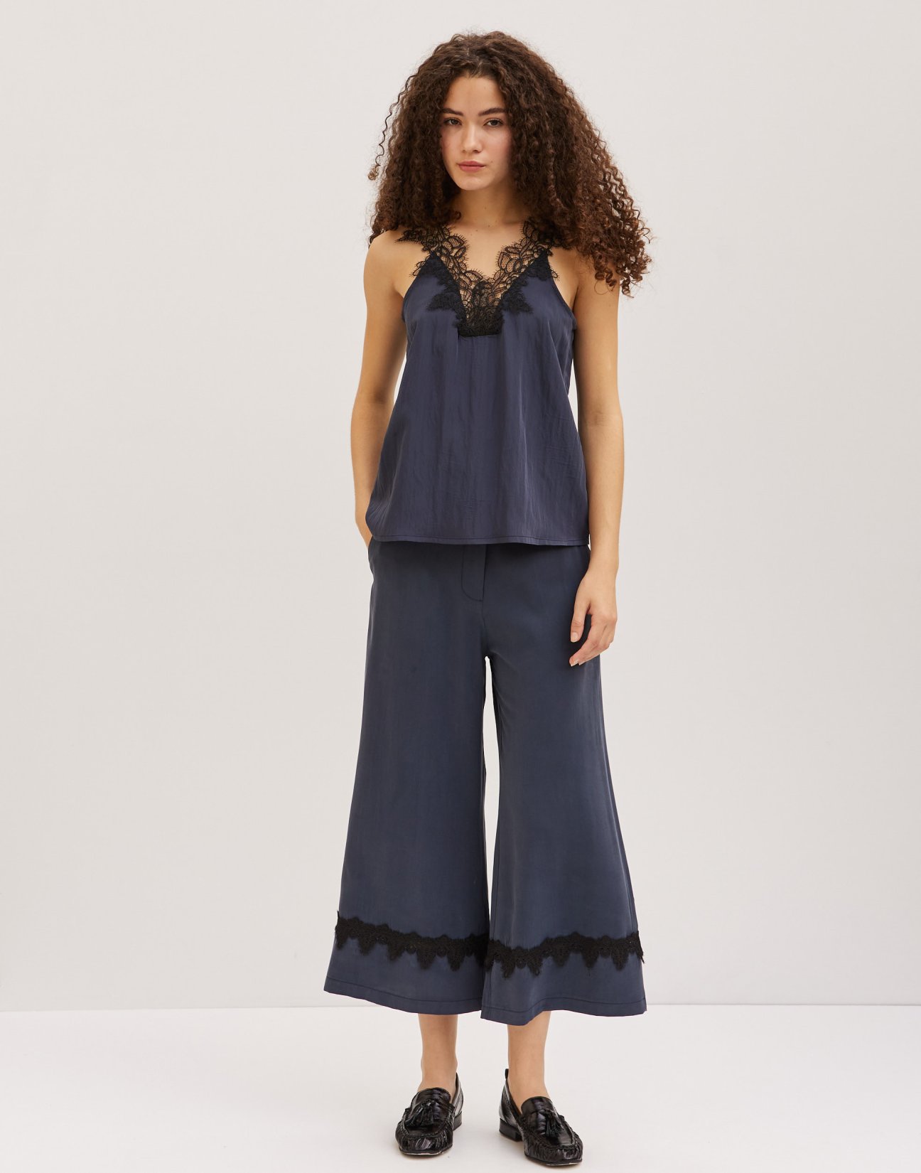 Culotte trousers with lace