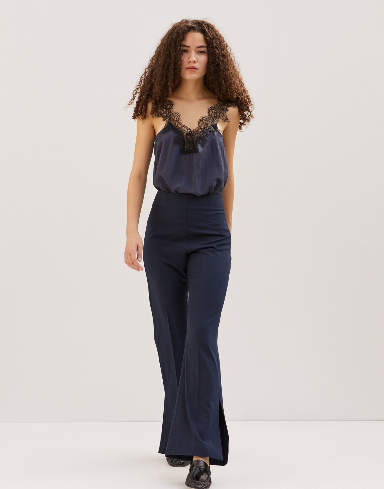 Trousers with vents