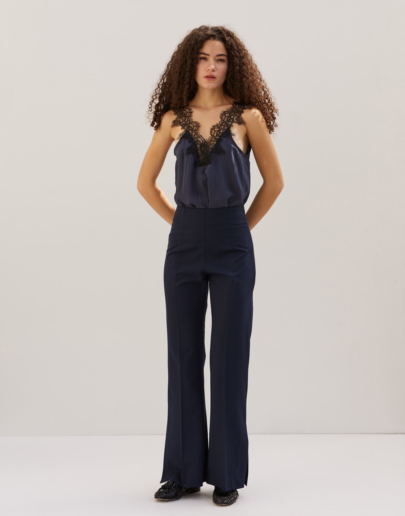 Trousers with vents