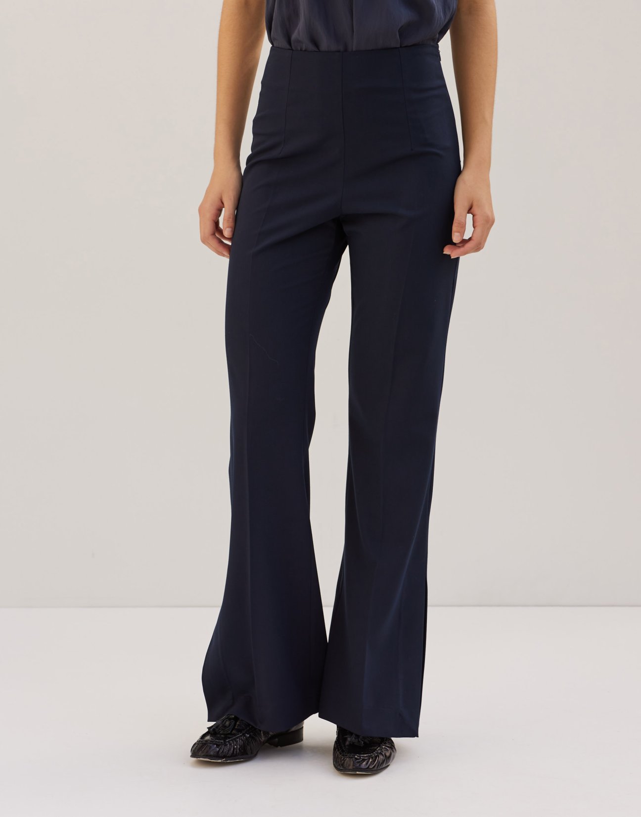 Trousers with vents