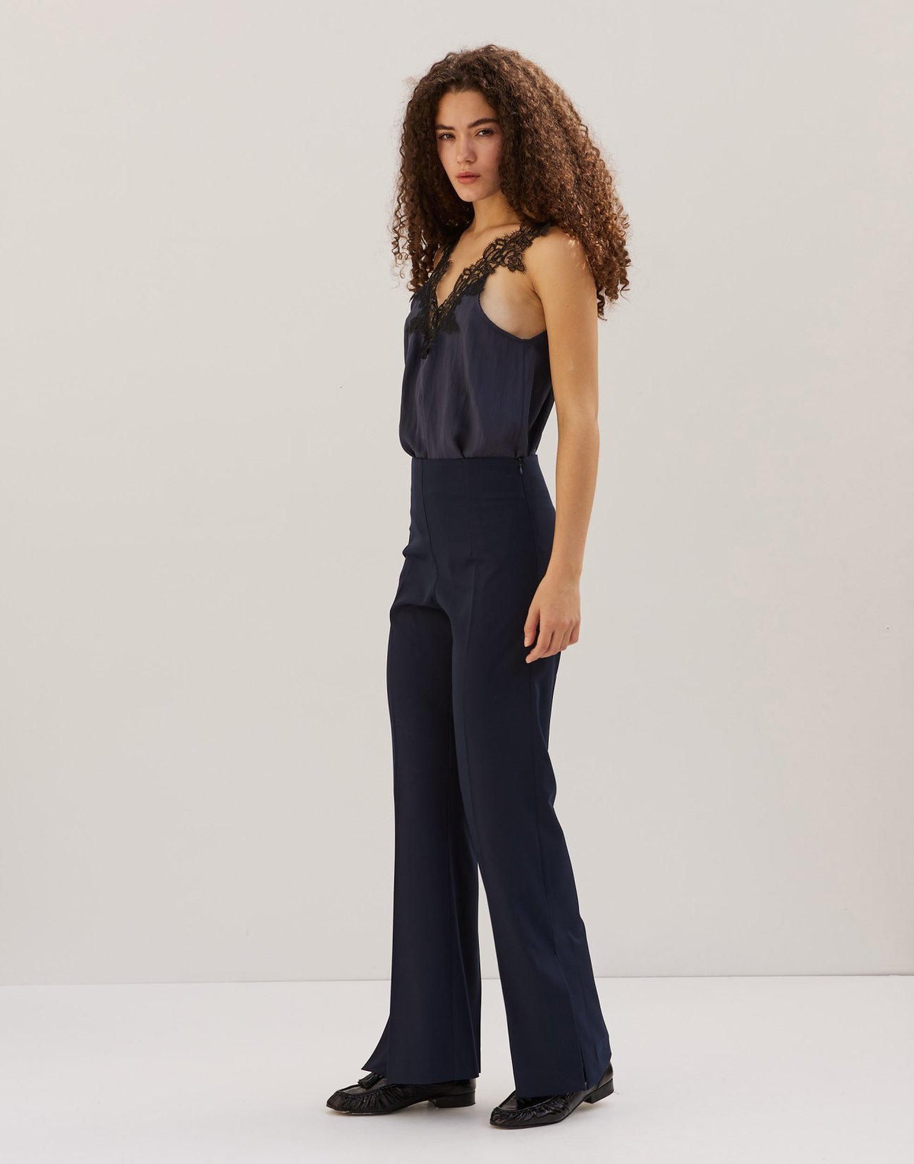 Trousers with vents