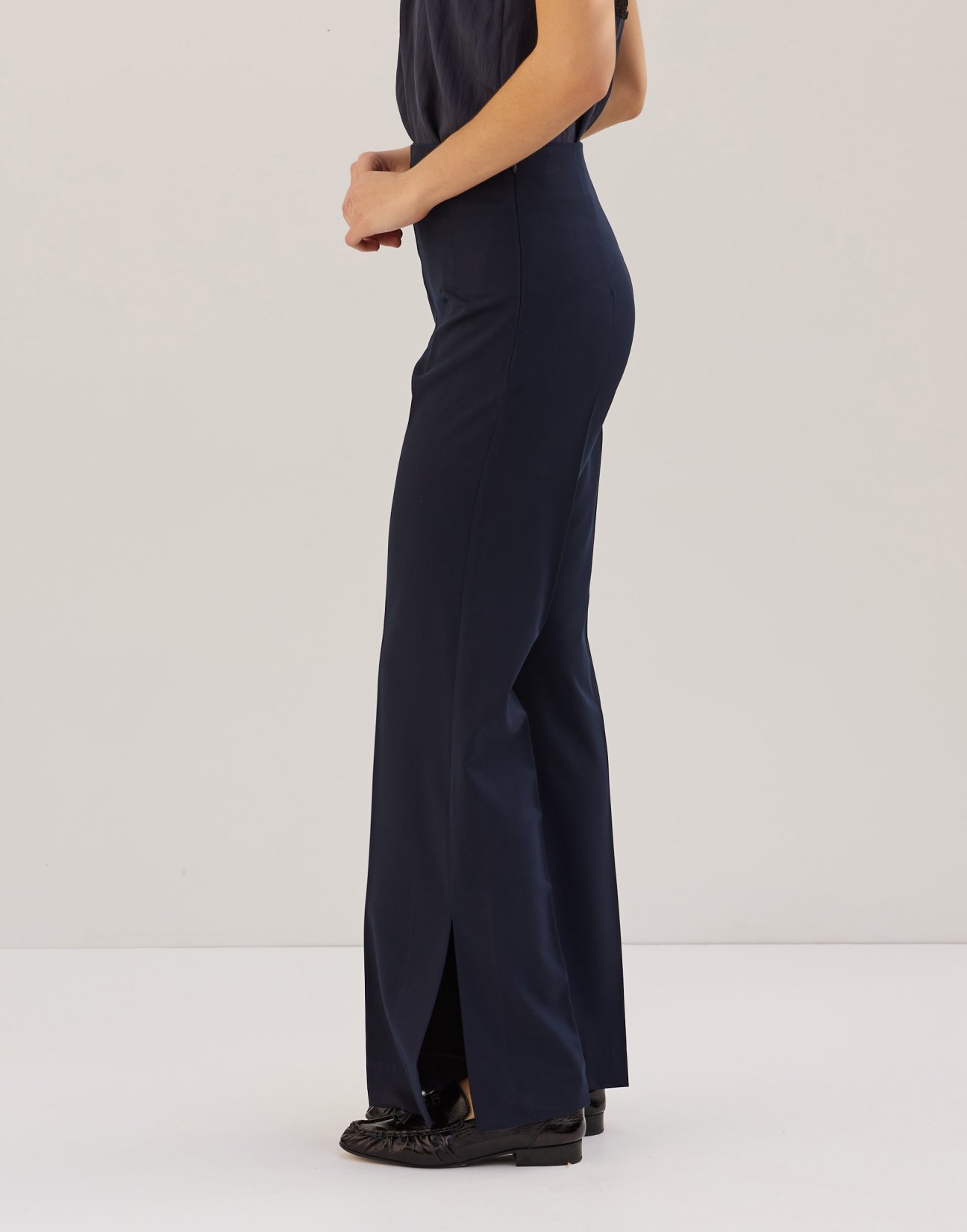 Trousers with vents