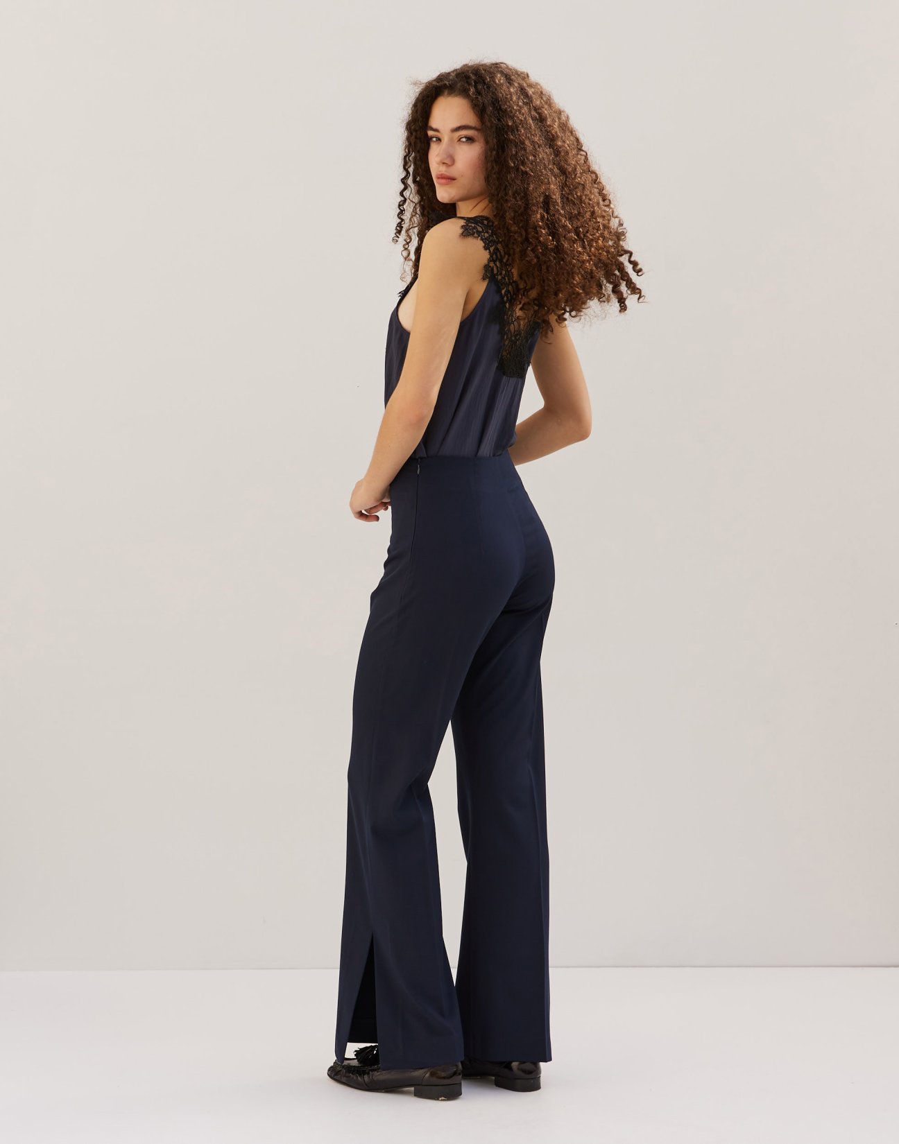 Trousers with vents