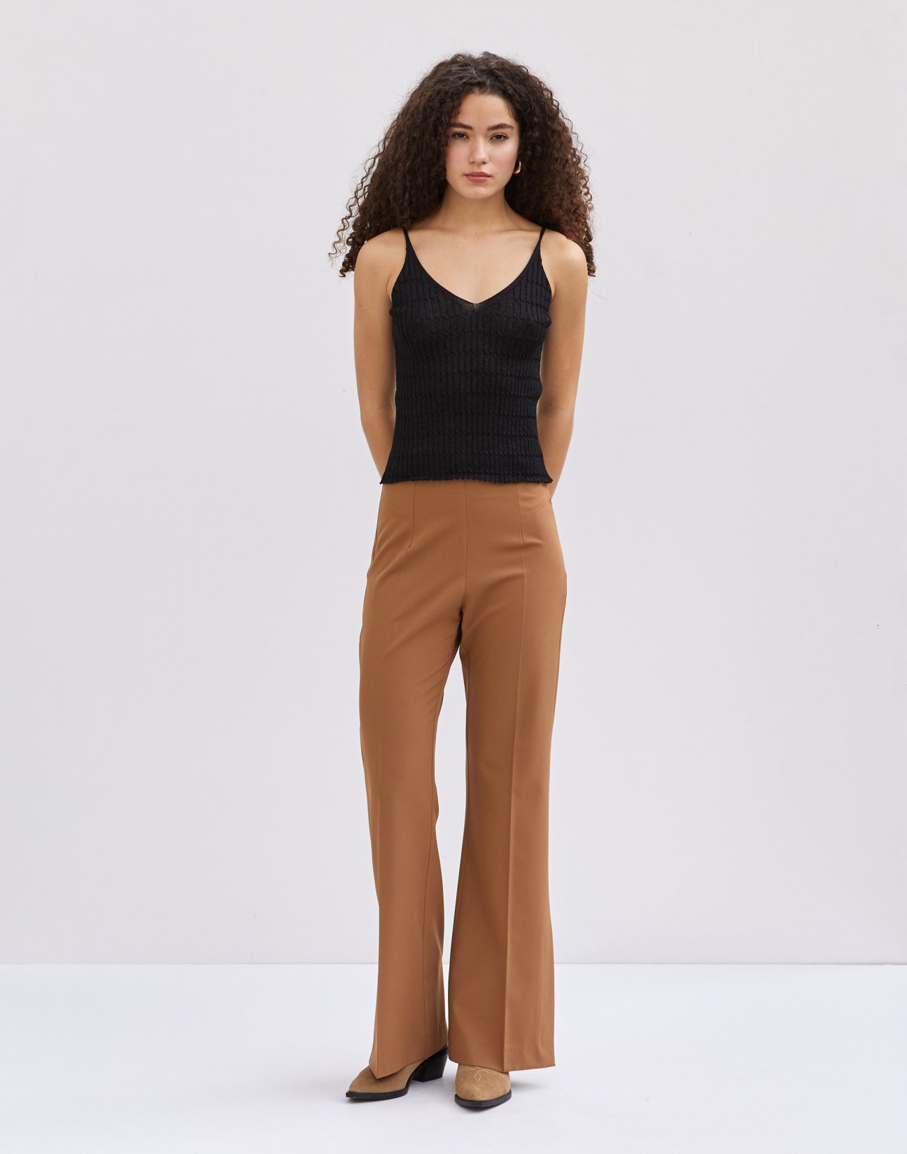 Trousers with vents