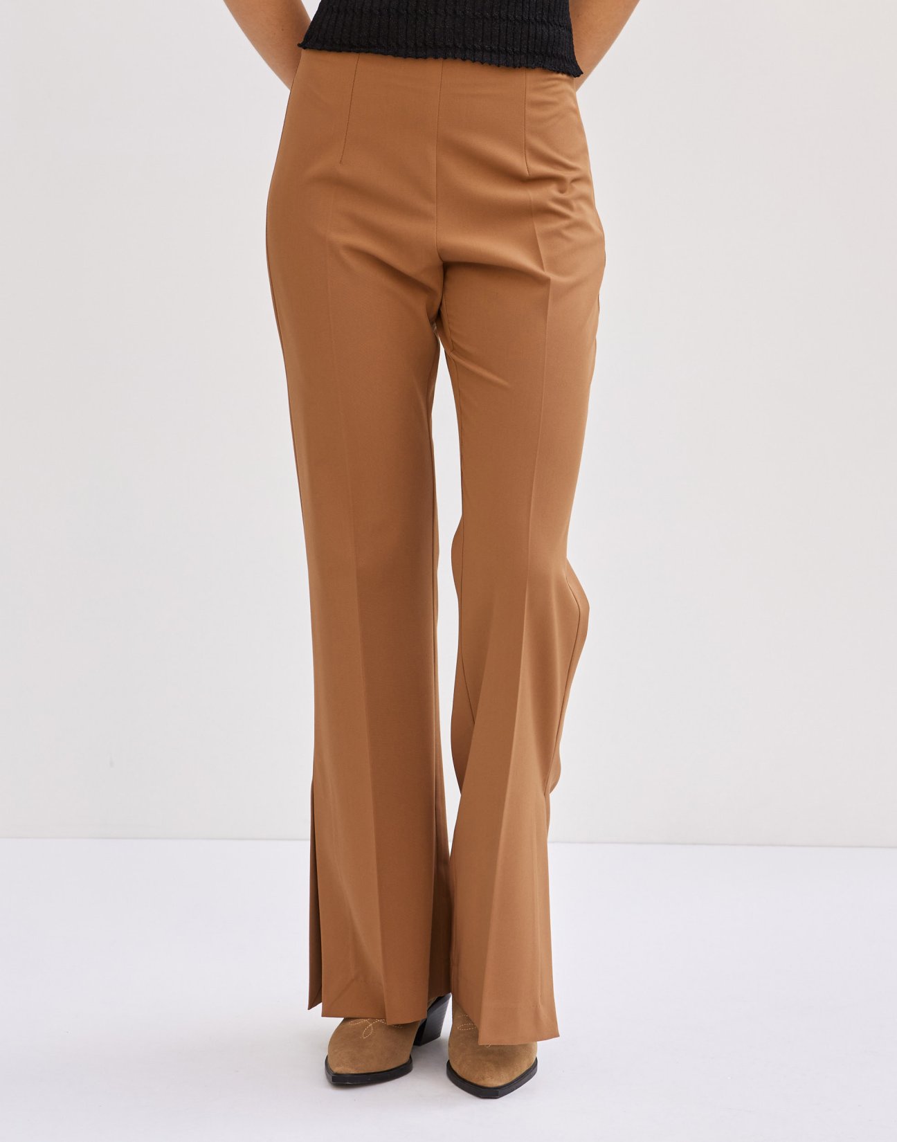 Trousers with vents