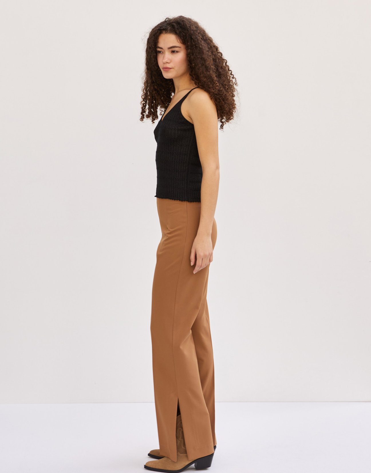 Trousers with vents