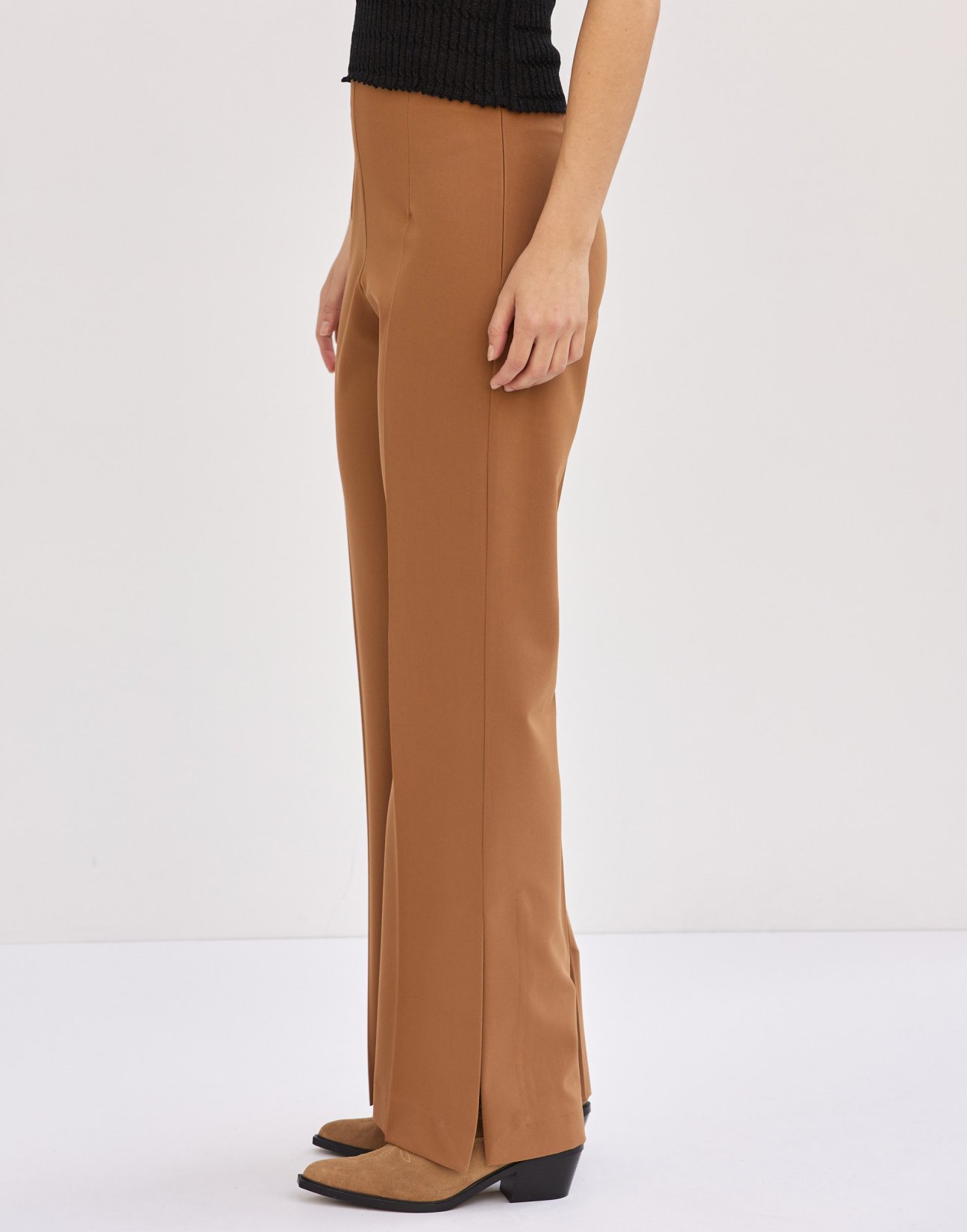 Trousers with vents