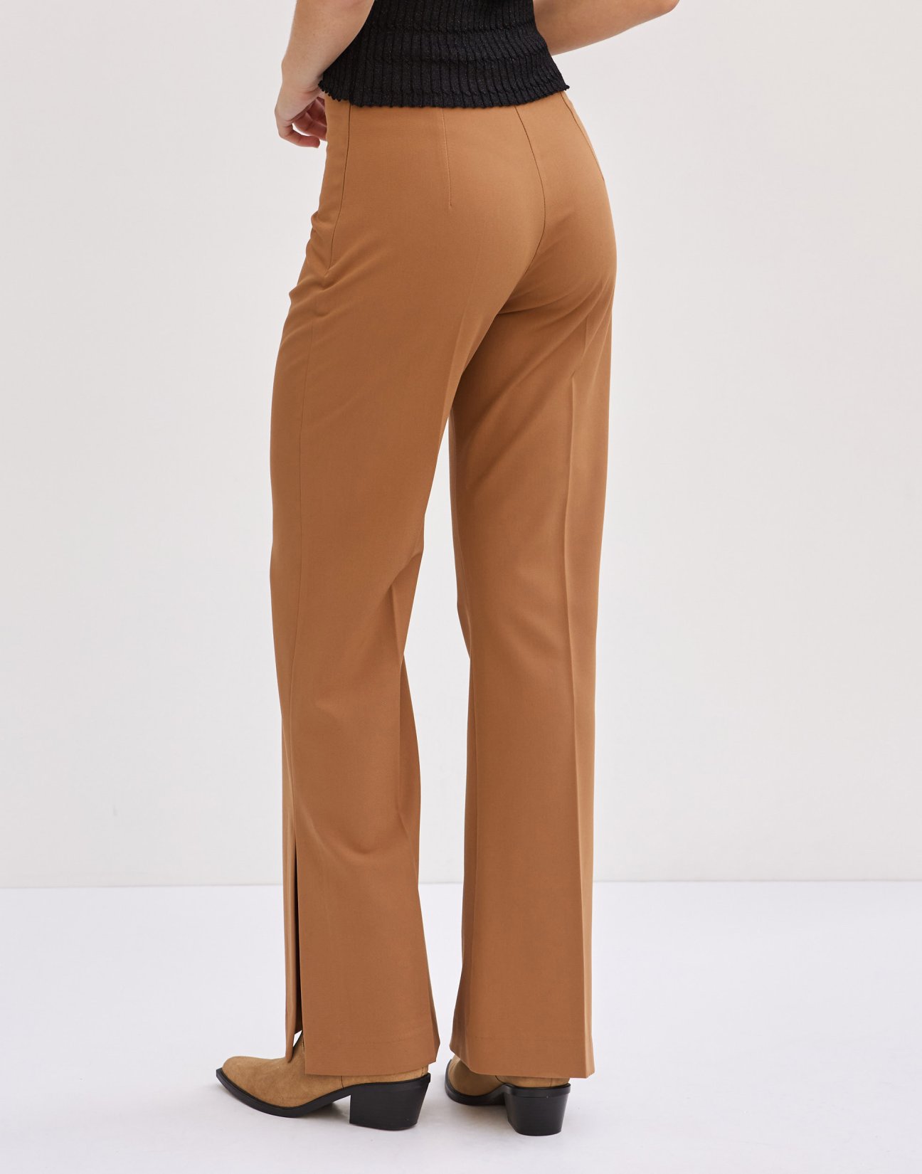Trousers with vents