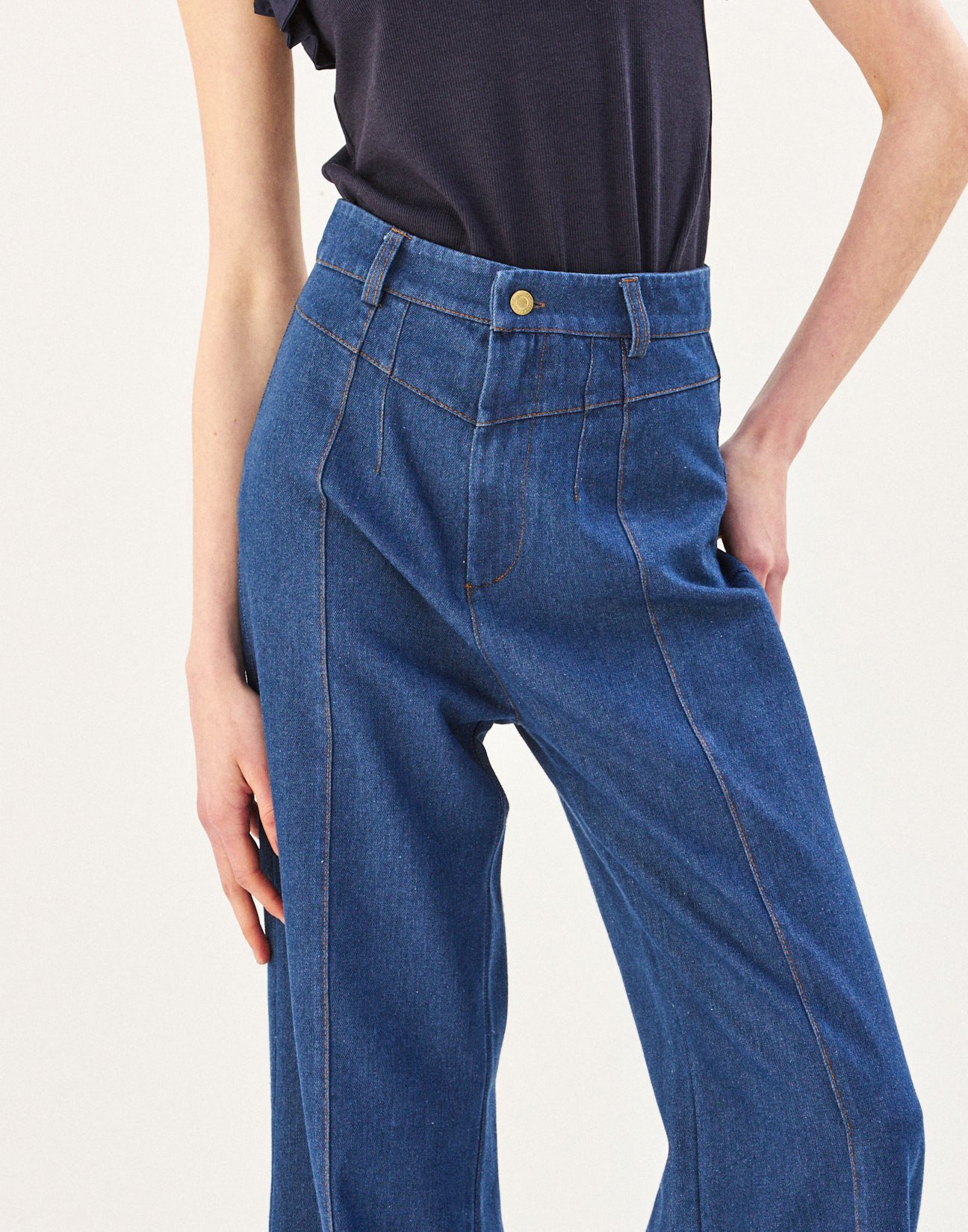 Jeans with contrast topstitching