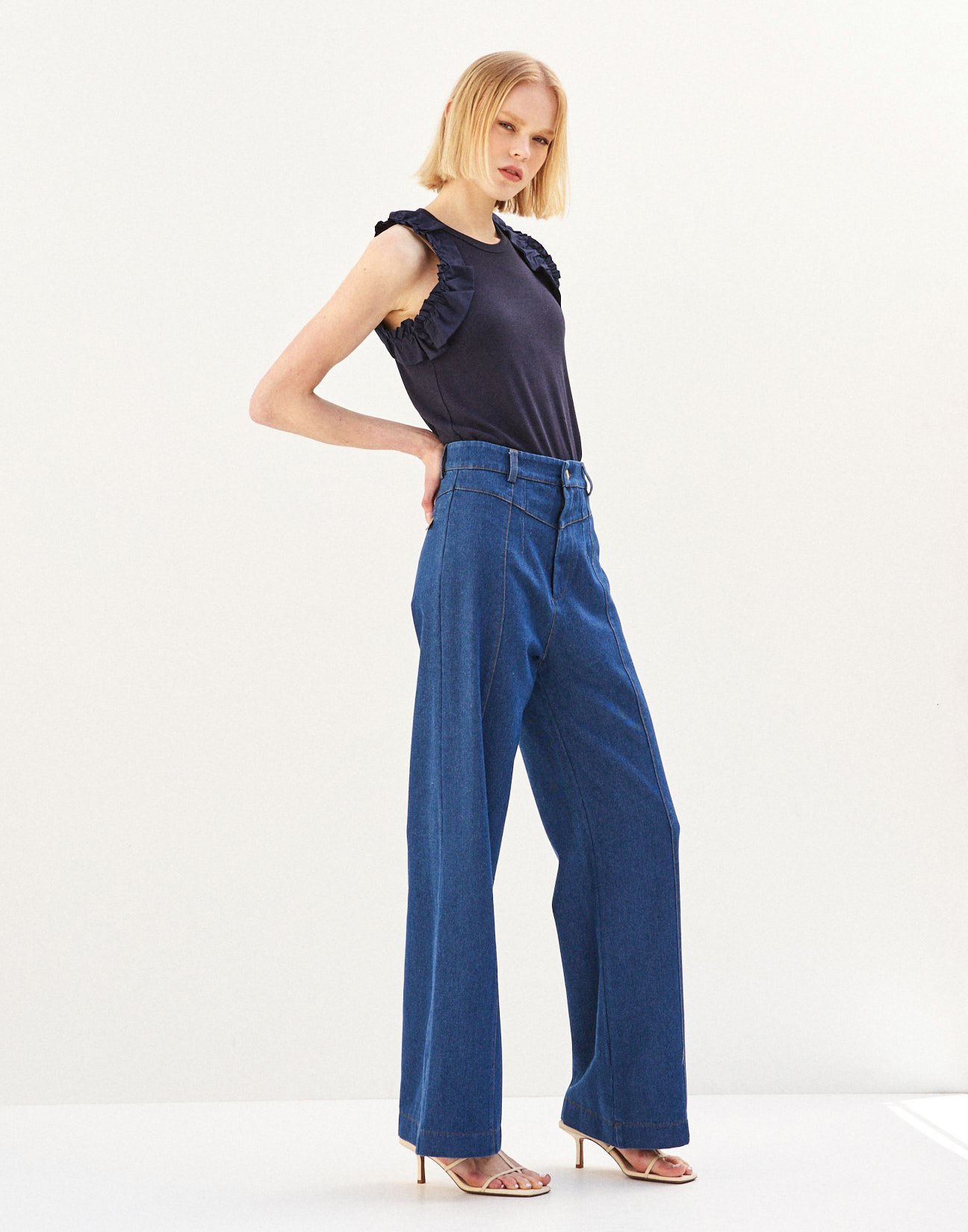 Jeans with contrast topstitching