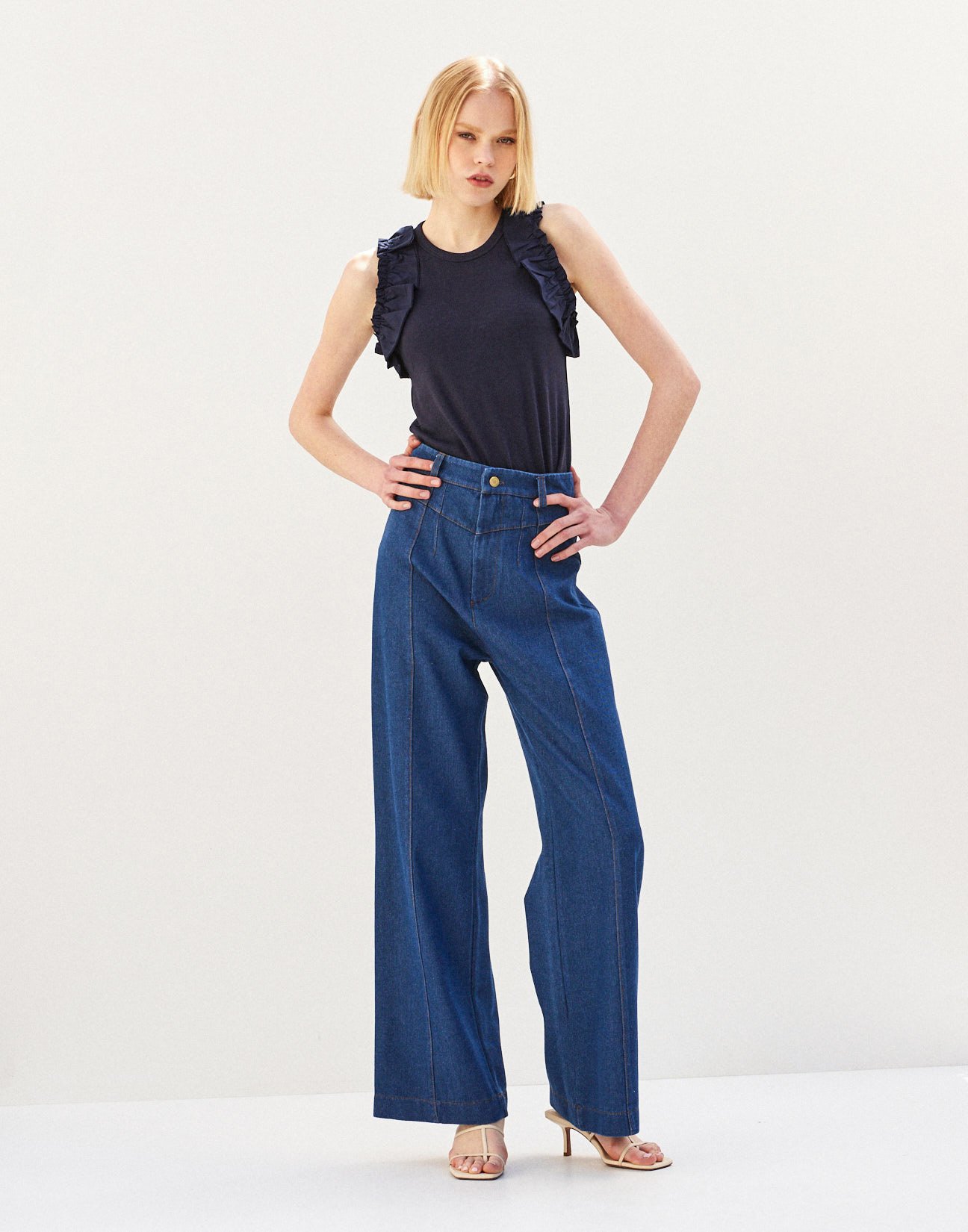 Jeans with contrast topstitching