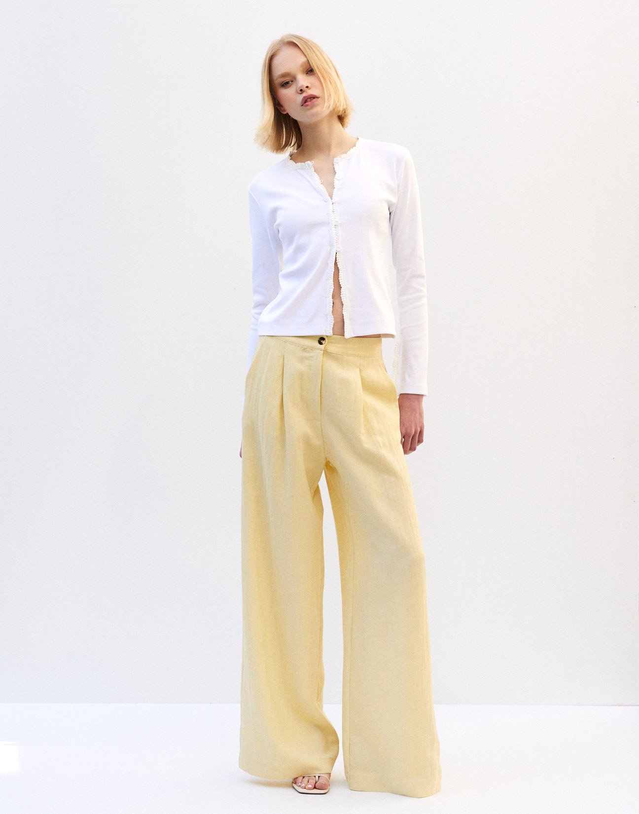 Linen trousers with pleats