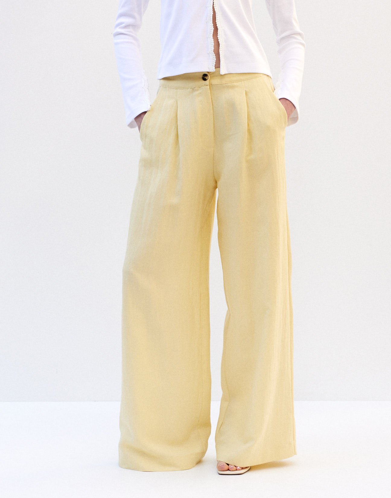 Linen trousers with pleats