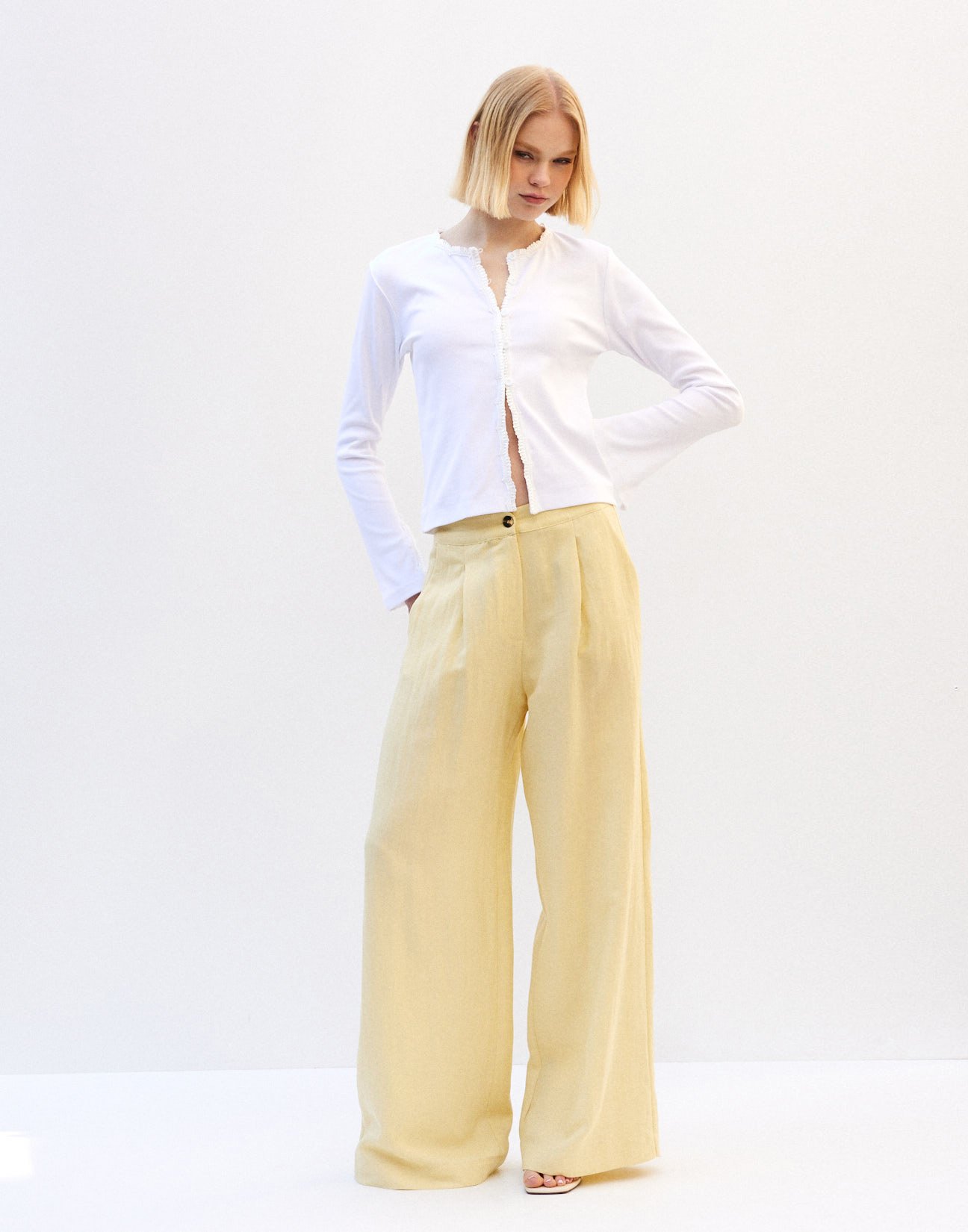 Linen trousers with pleats