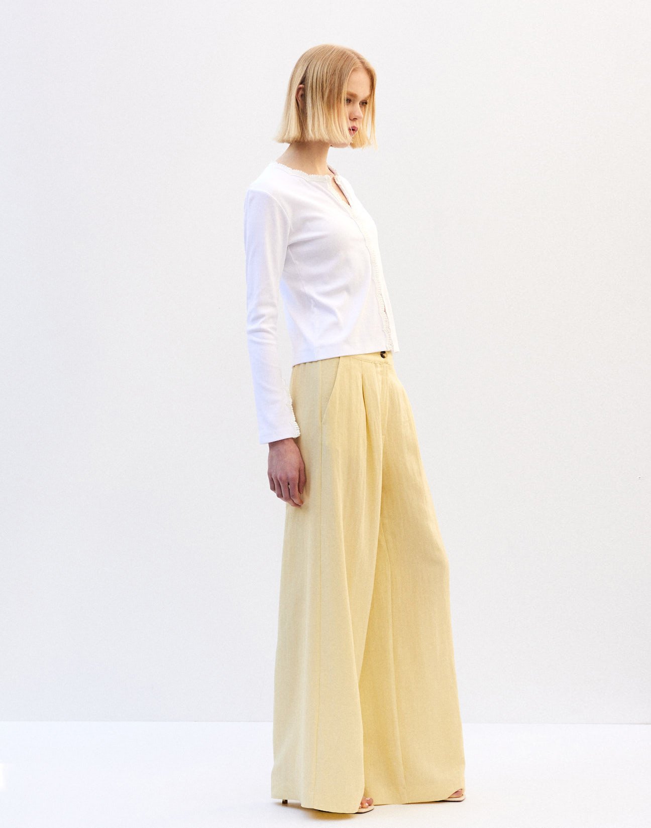 Linen trousers with pleats