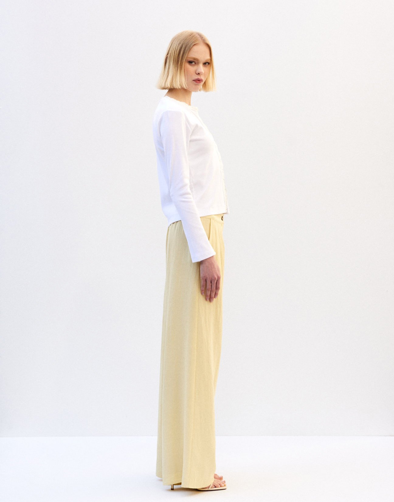 Linen trousers with pleats