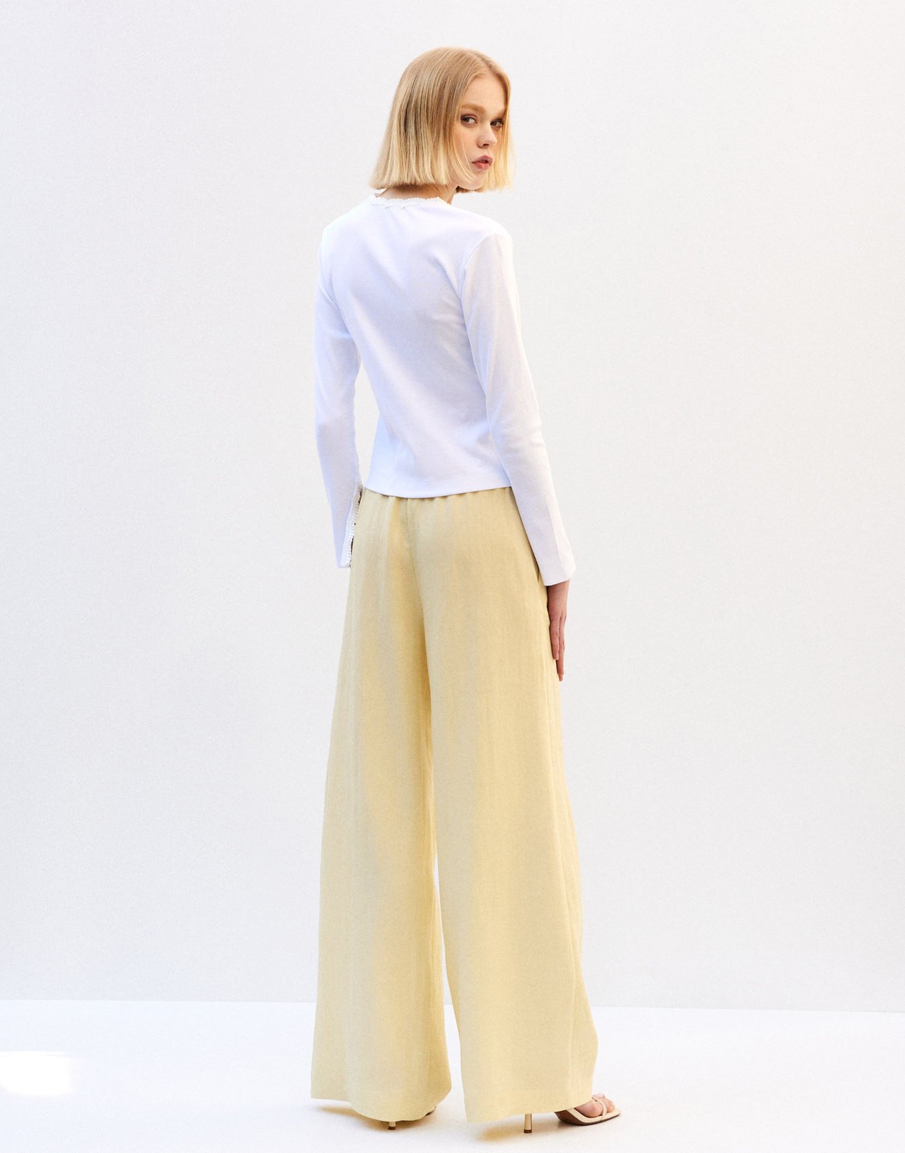 Linen trousers with pleats