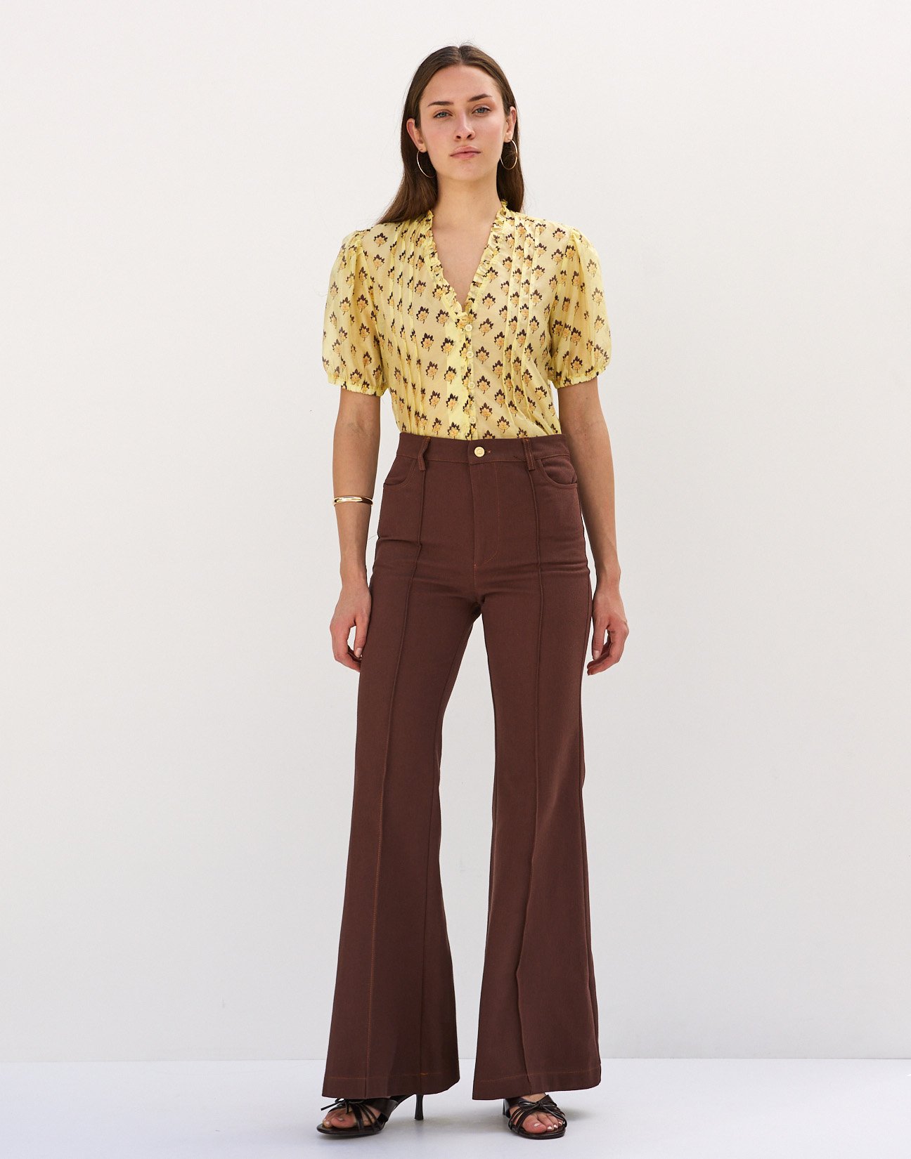 Jeans with topstitched detail